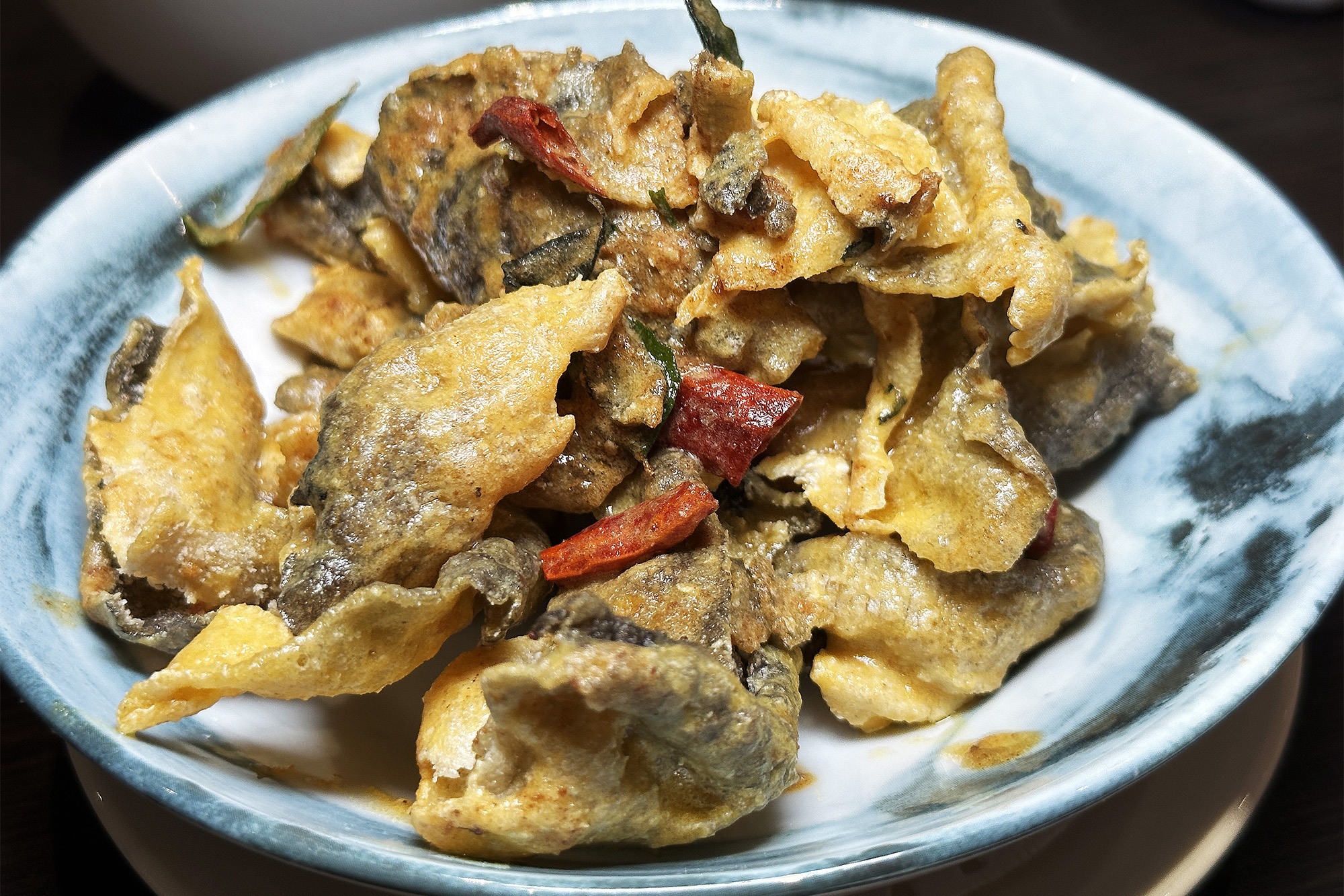 在名勝世界壹號的藍湖餐廳可以付費品嘗到十分道地的香港小吃,像是炸魚皮。