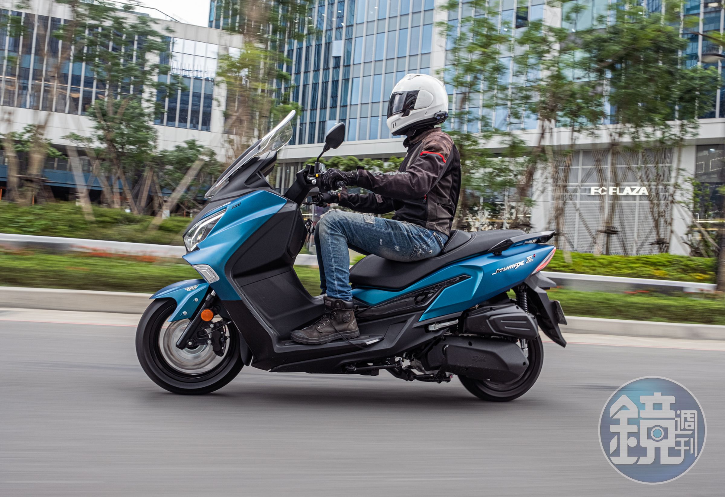 2023年式JOYMAX Z+全新設計的鋒銳車身線條，延續充滿戰鬥氣息的刀鋒車頭，分色雙件的車身外觀，充分展現前鋒馳騁的個性。