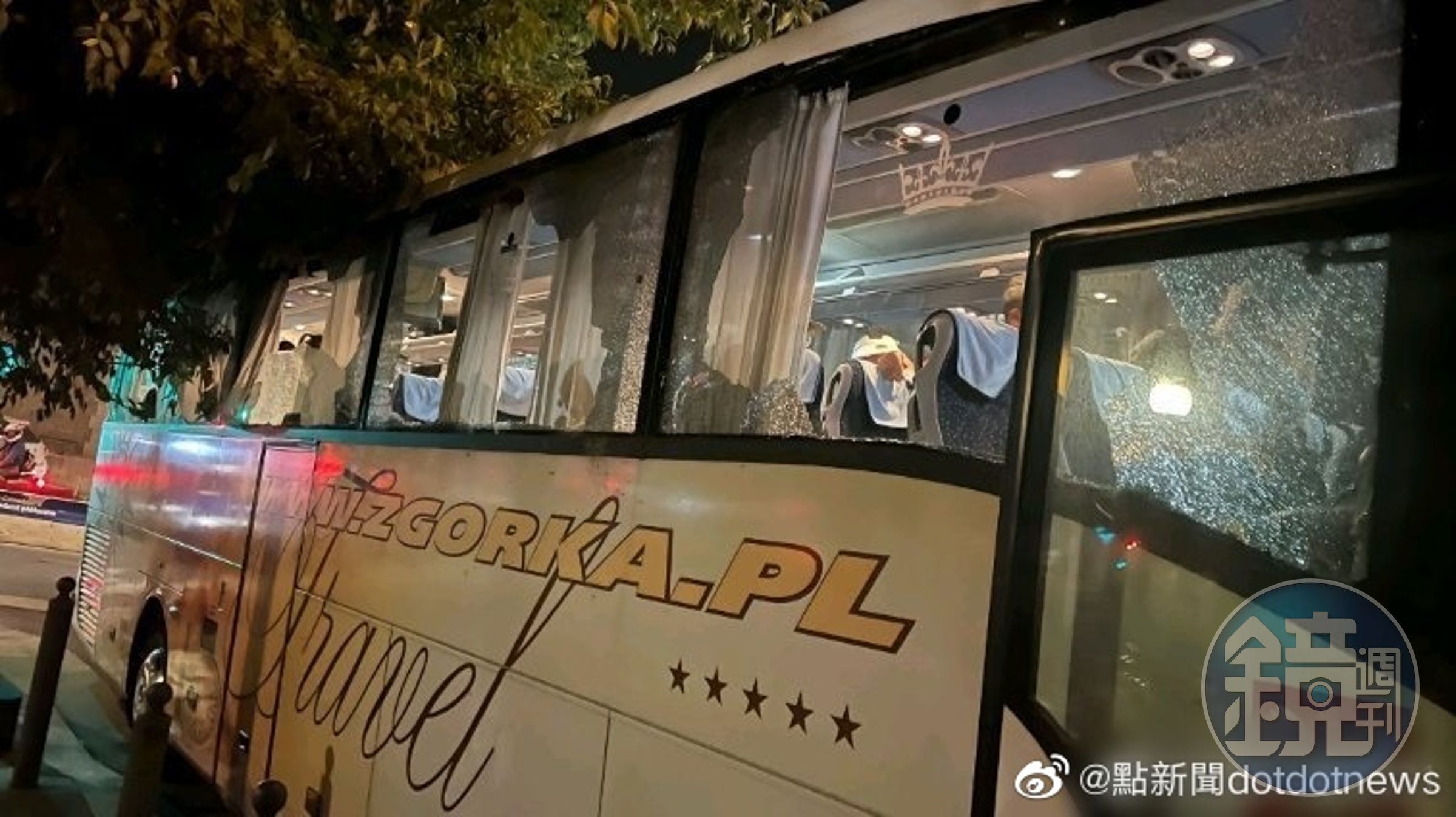 一輛載有41名陸客的遊覽車,行經馬賽時遭暴徒攻擊。(翻自微博)