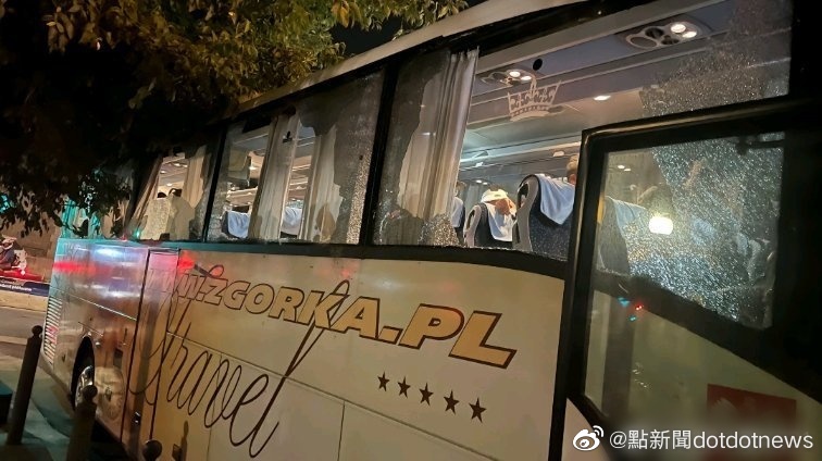 一輛載有41名陸客的遊覽車，行經馬賽時遭暴徒攻擊。（翻自微博）