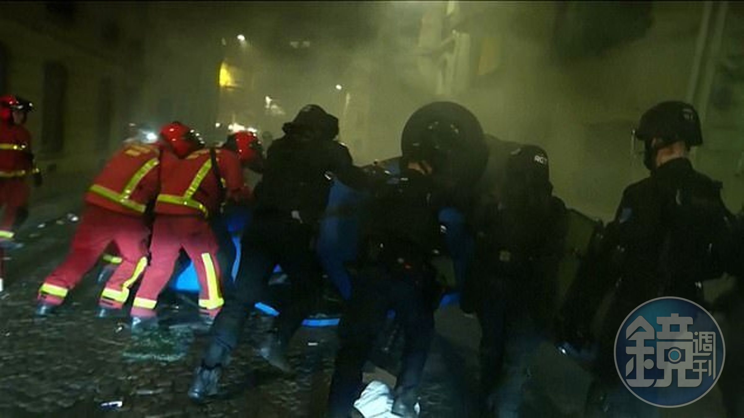 警消試圖控制暴動影響範圍。(翻自《每日郵報》)