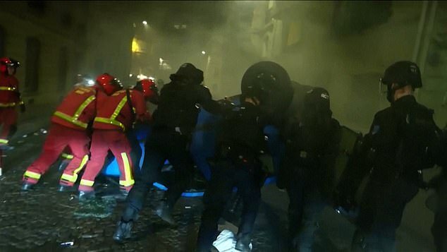 警消試圖控制暴動影響範圍。（翻自《每日郵報》）