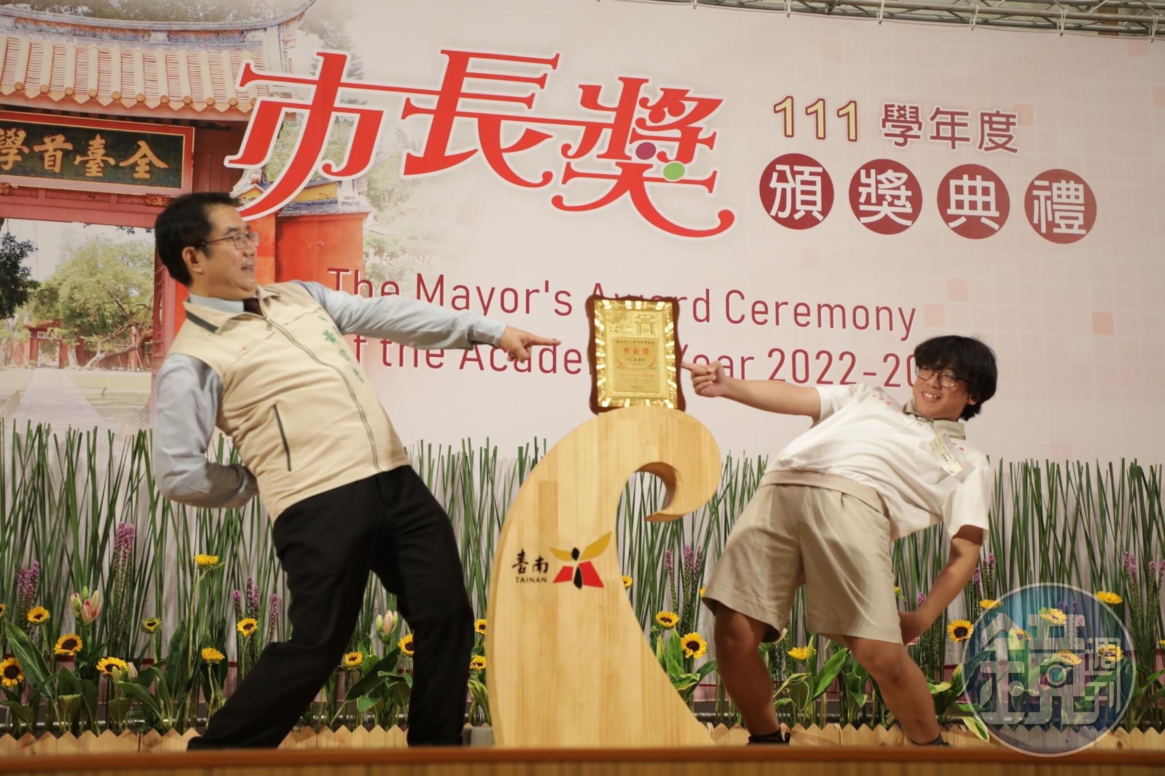 台南市長黃偉哲在市長獎頒獎典禮中,對學生各種創意合照姿勢都盡力配合。(台南市政府提供)