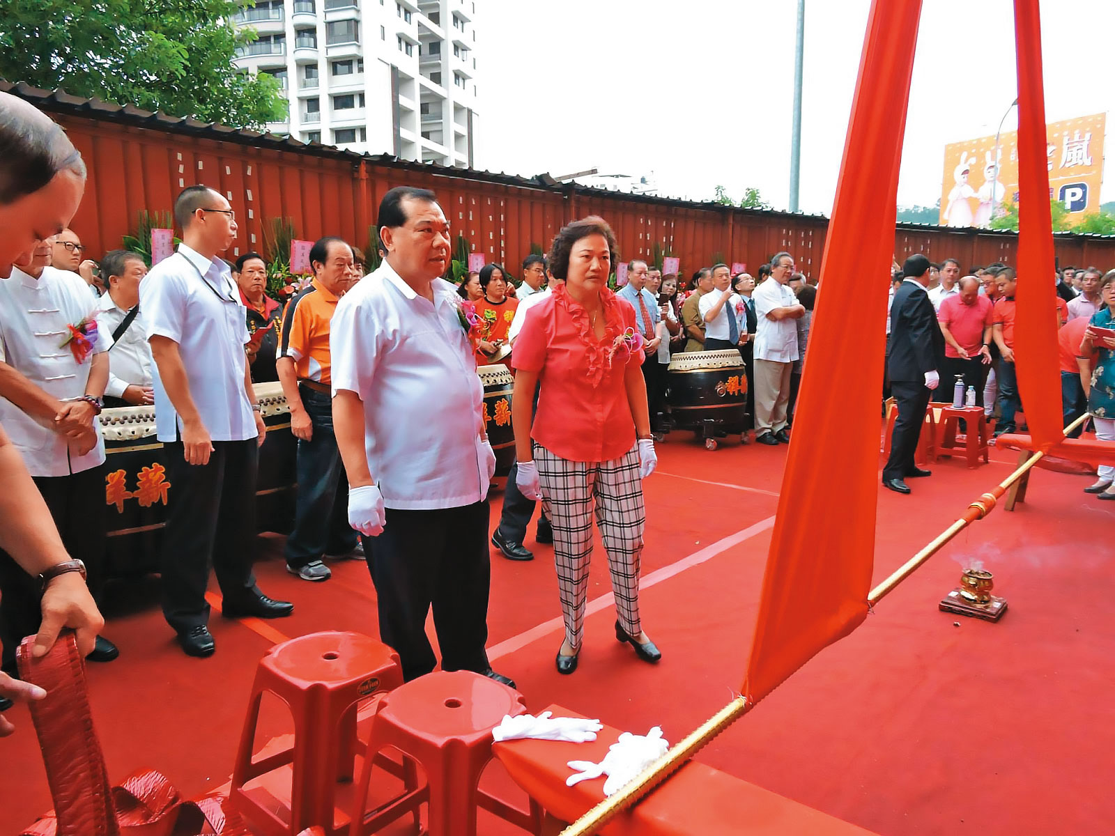 王美雲接收到帝爺公的指示，在新北市五股蓋起宮廟，吳寶田也全力支持。（翻攝賀聖宮粉專）