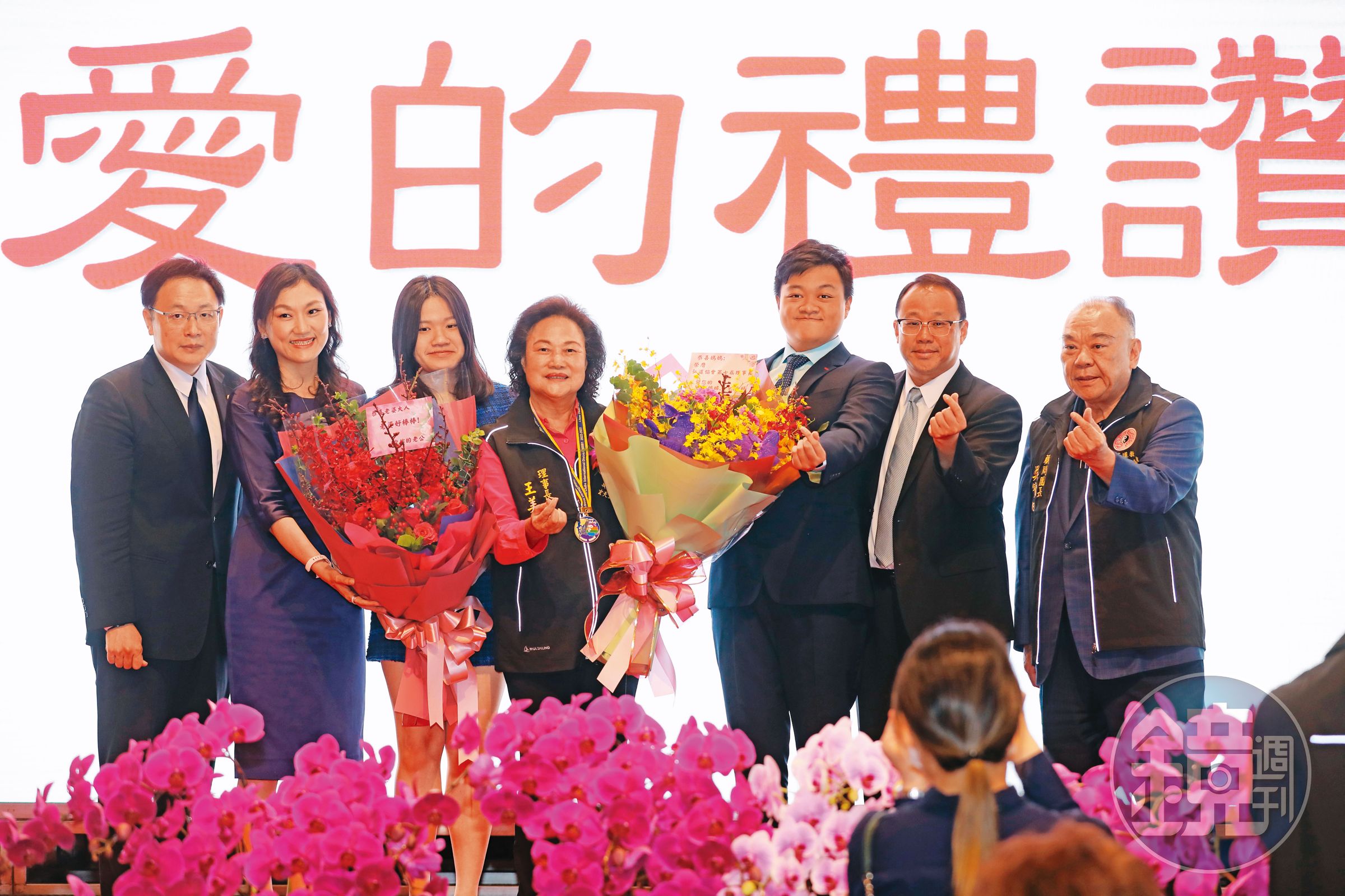 王美雲接任中華道教玄天上帝弘道協會第7屆理事長,先生吳寶田及家人都到場祝賀。