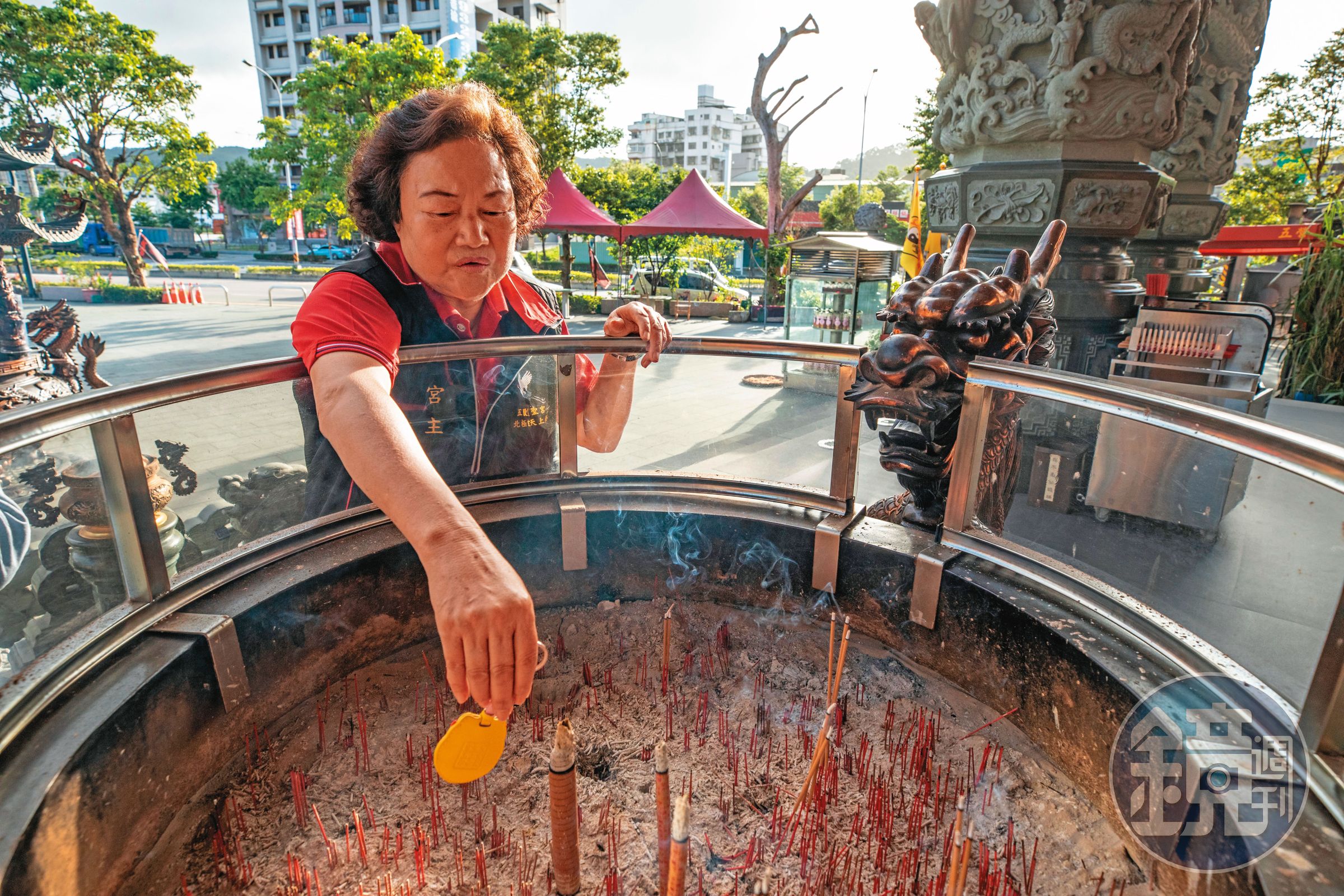 王美雲穿著樸實、作風低調,幾乎天天在賀聖宮忙進忙出。