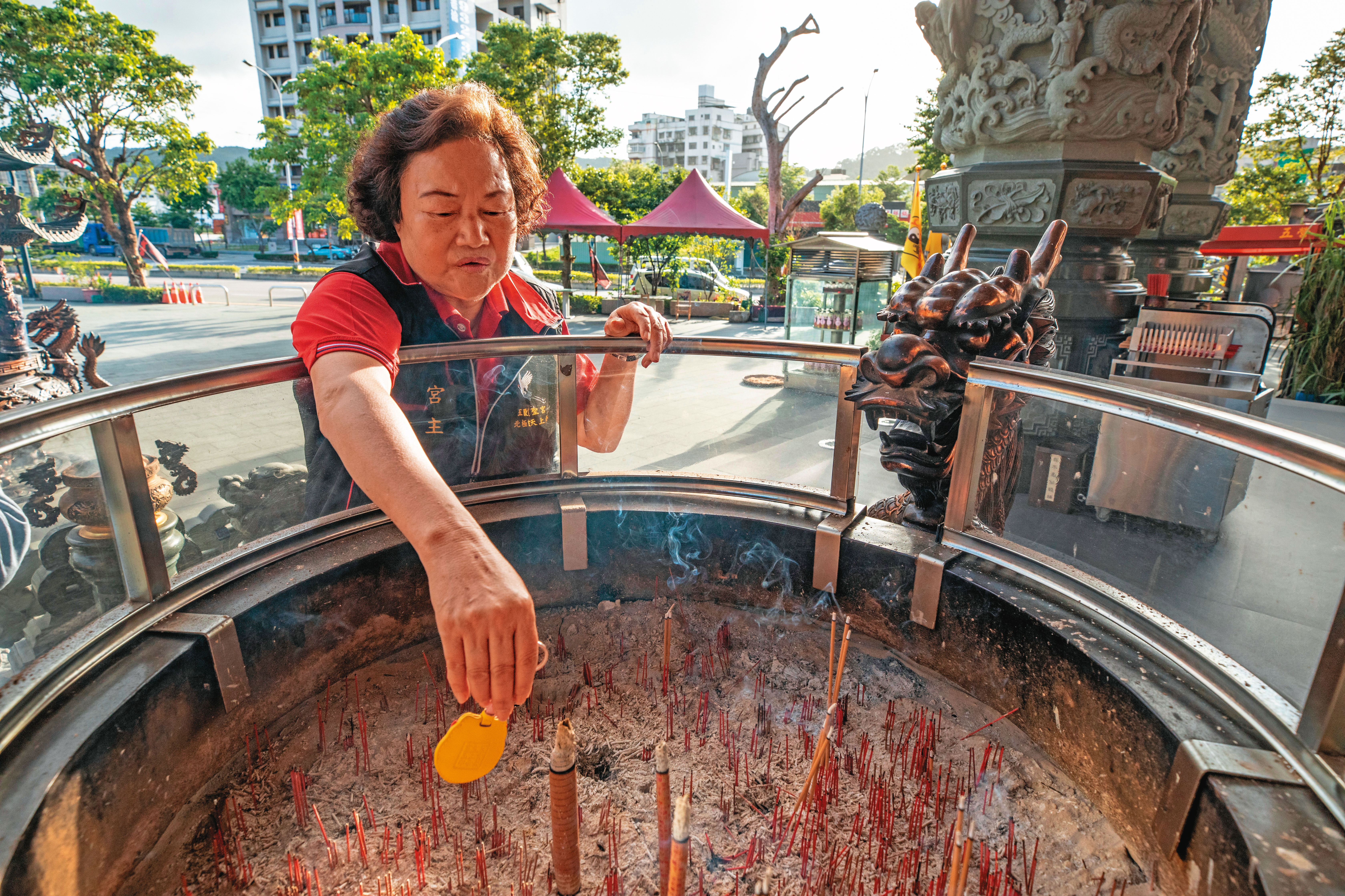 王美雲穿著樸實作風低調，幾乎天天在賀聖宮忙進忙出。