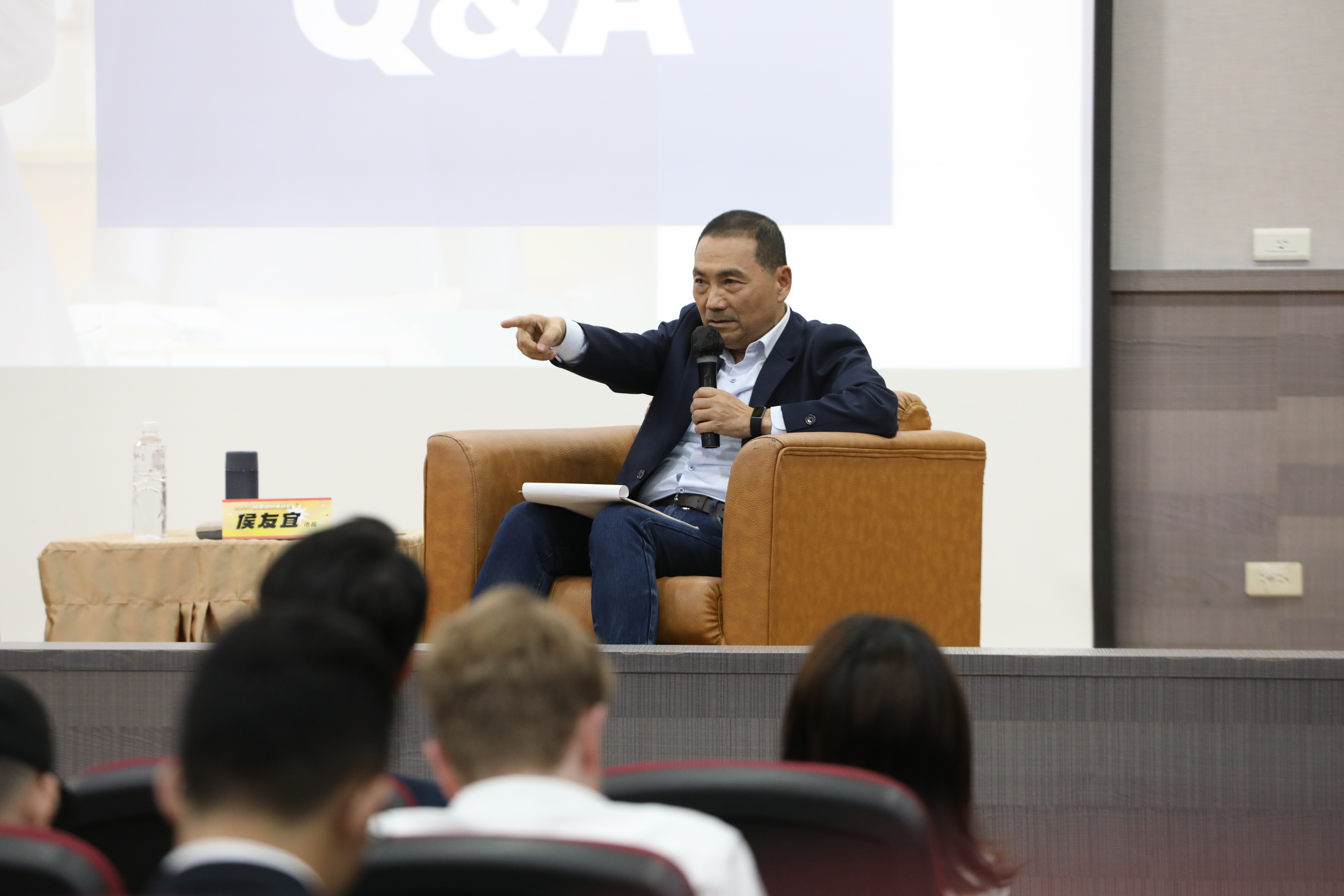 疑似憂心郭台銘獨立參選，侯友宜今日受訪喊話郭「相信拜關公都重承諾」。（本刊資料照）