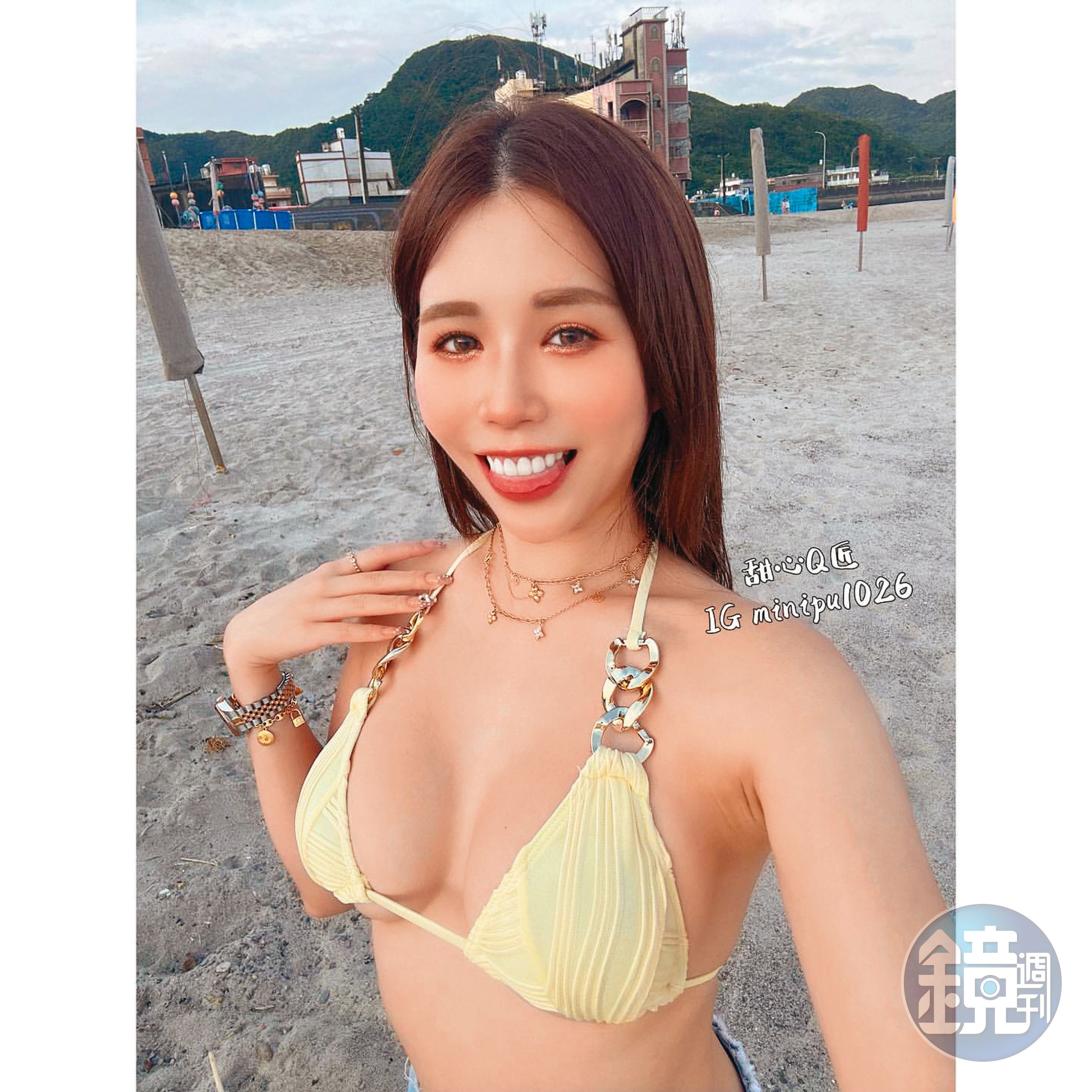 據查，該名與董至成同遊海灘的比基尼辣妹是網紅甜心Q匠，她也在社群分享當天照片。（翻攝自甜心Q匠IG）