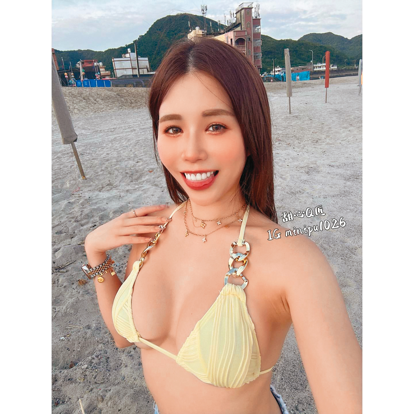 據查，該名與董至成同遊海灘的比基尼辣妹是網紅甜心Q匠，她也在社群分享當天照片。（翻攝自甜心Q匠IG）