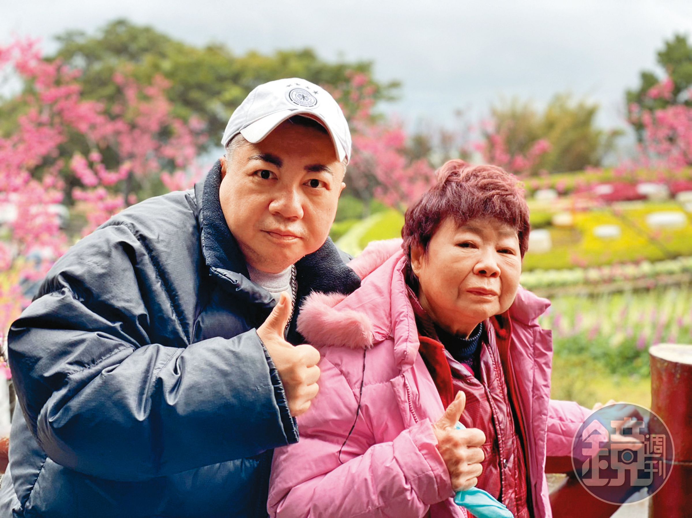 離婚後和母親（右）同住，董至成（左）仍倍覺孤單。（翻攝自董至成臉書）