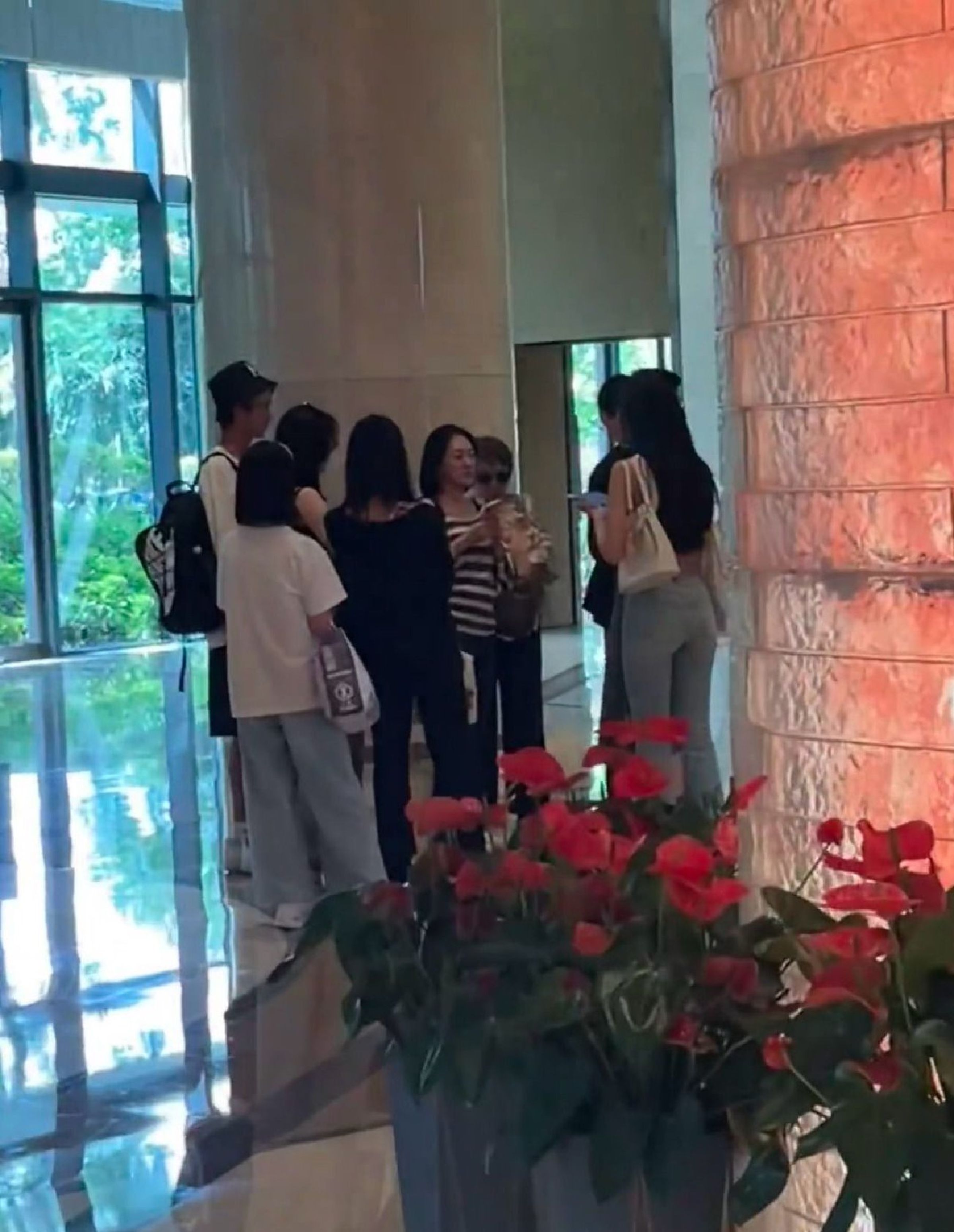 網友直擊,稱讚小S女兒很漂亮。(翻攝自新浪娛樂)