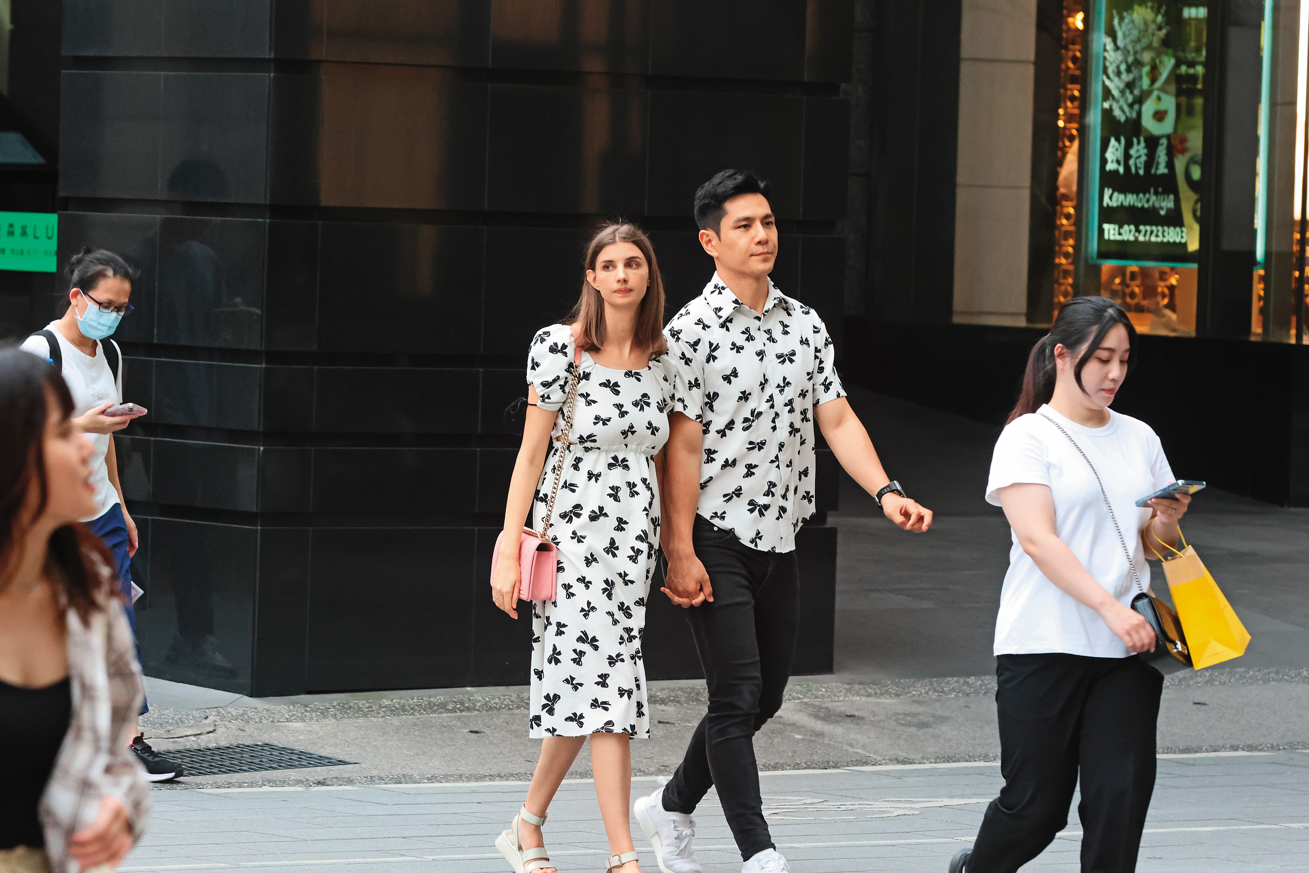 佳娜（左）背著香奈兒的Boy系列包，她的小腹隆起，祖雄回應表示，有好消息會公布。