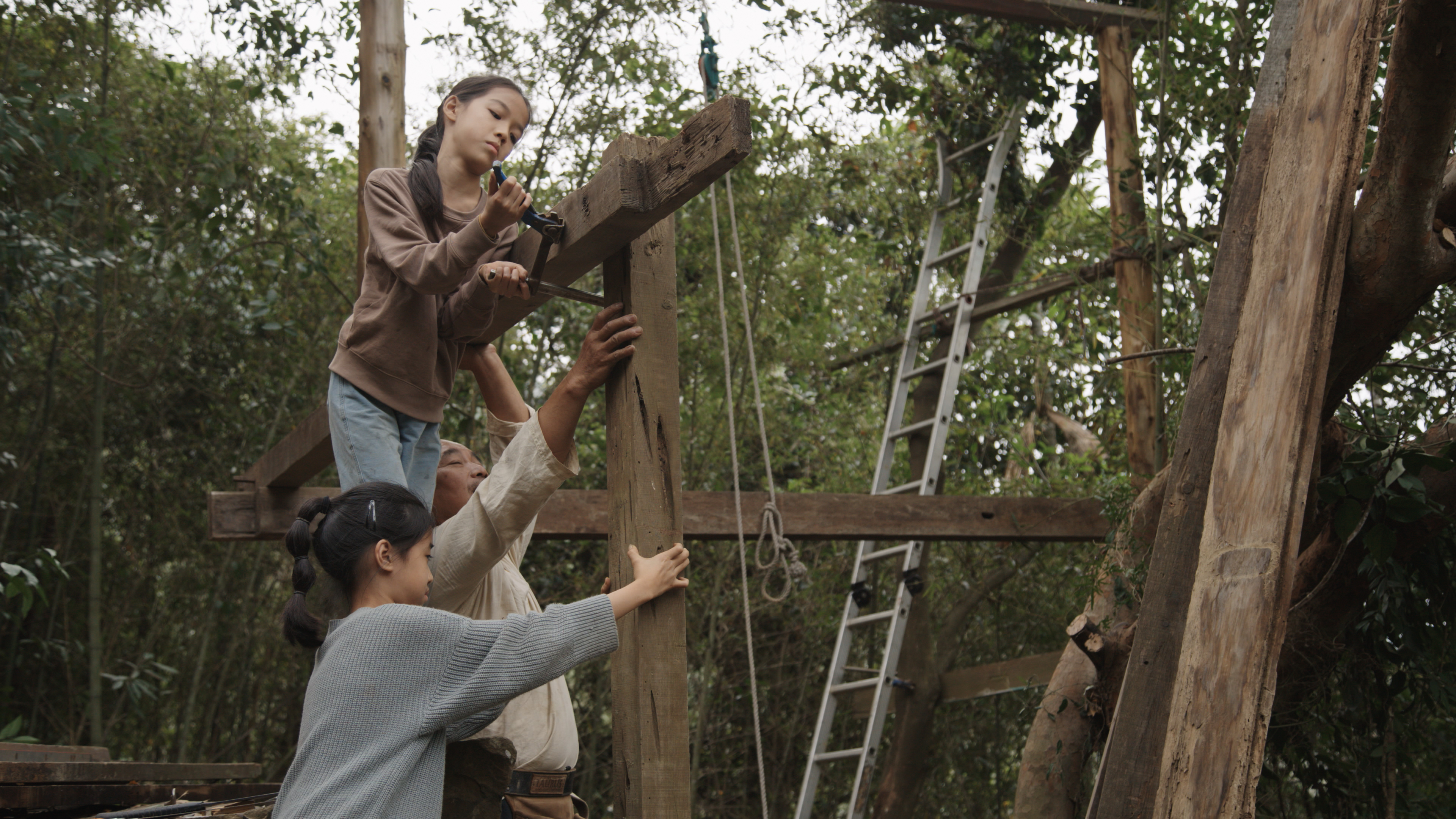 《叫我野孩子》第2季透過構築，讓孩子在大自然裡動手蓋東西。 （大逆光製作提供）