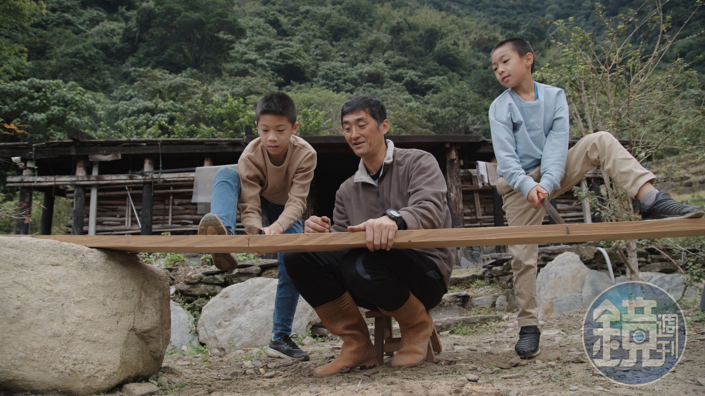 孩子透過在大自然裡練習構築,與土地有更深的互動,更加能掌握材料與工具。(大逆光製作提供)