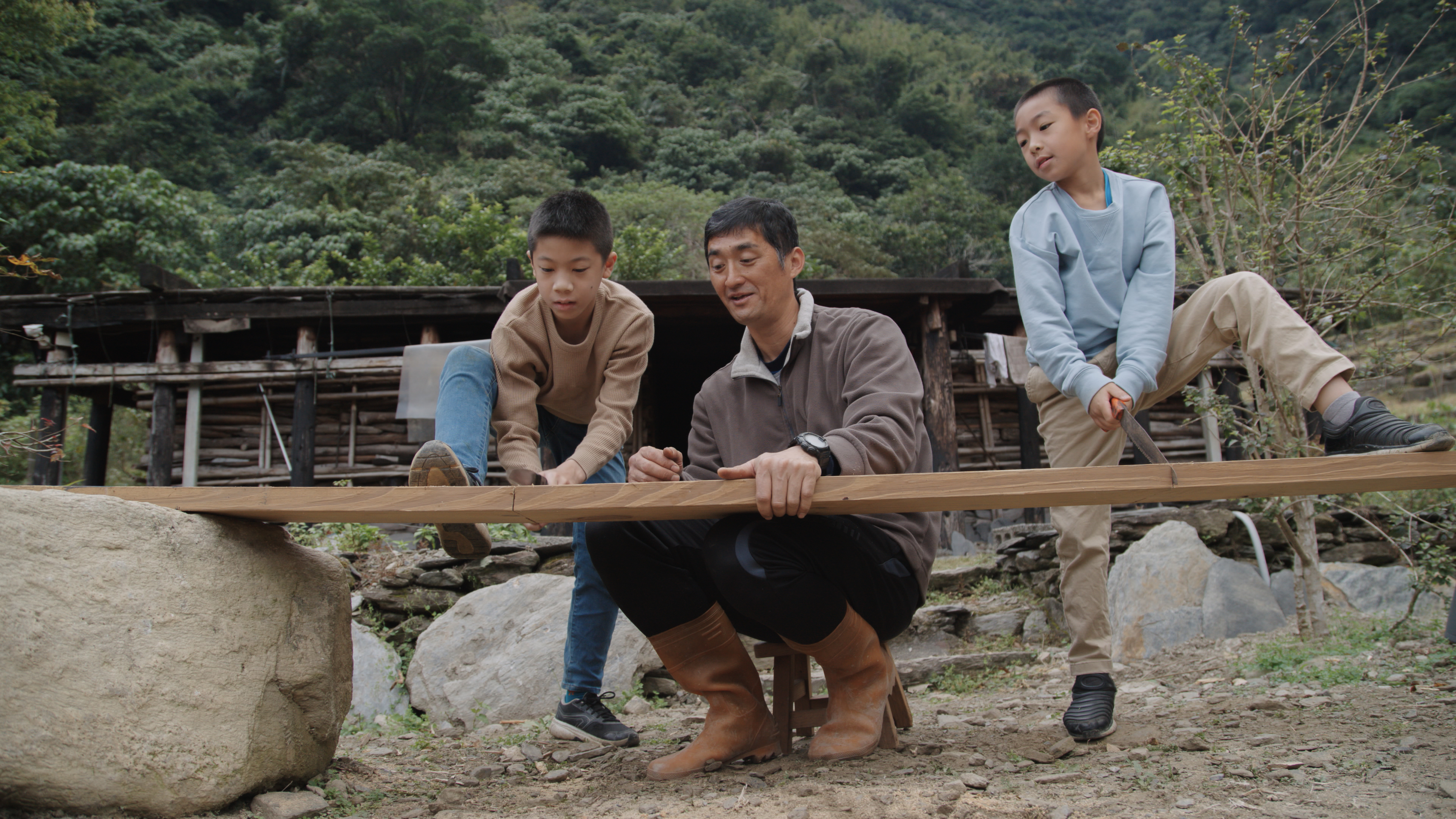 孩子透過在大自然裡練習構築，與土地有更深的互動，更加能掌握材料與工具。（大逆光製作提供）