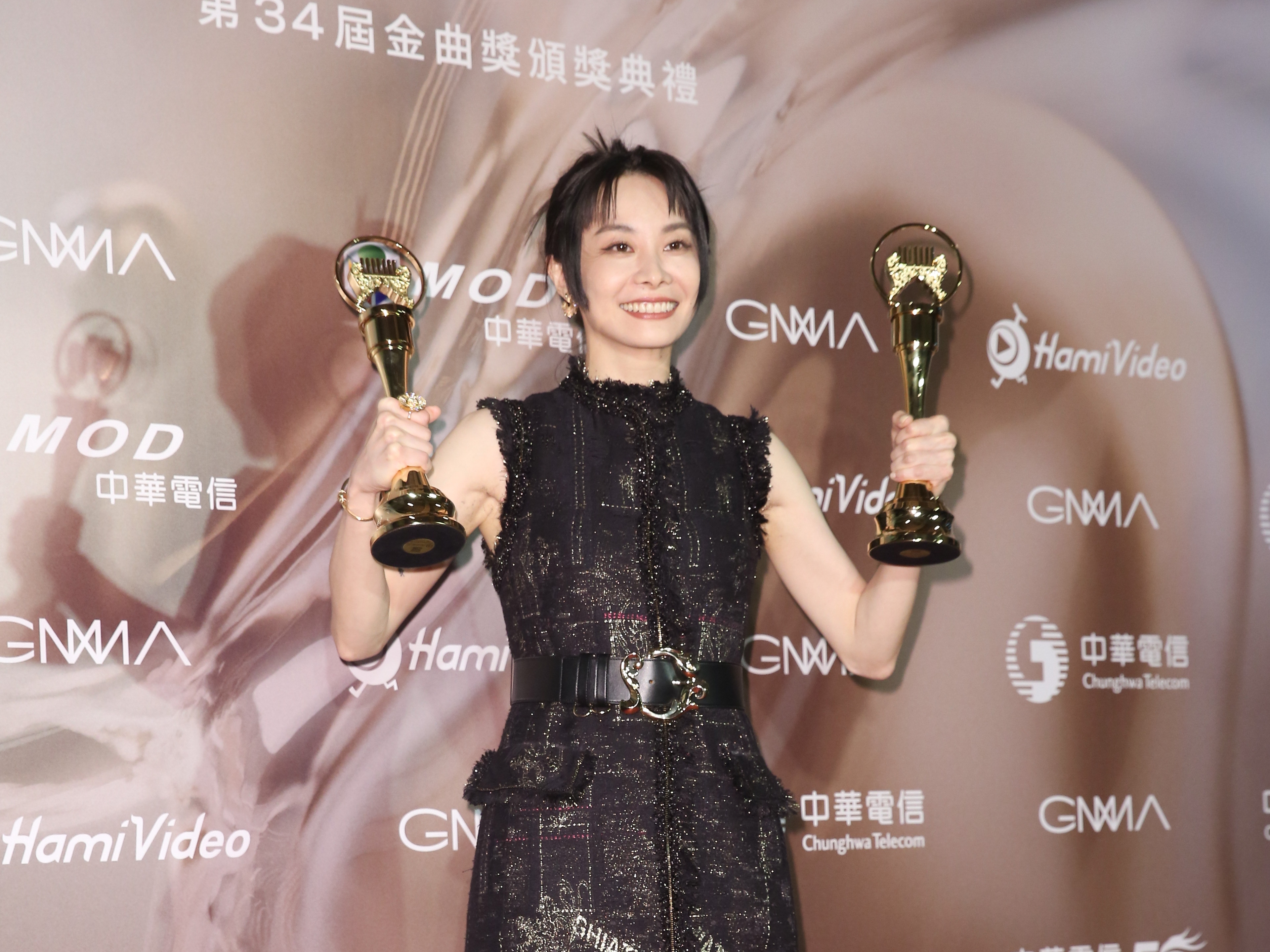 鄭宜農獲金曲34台語歌后及台語專輯肯定。