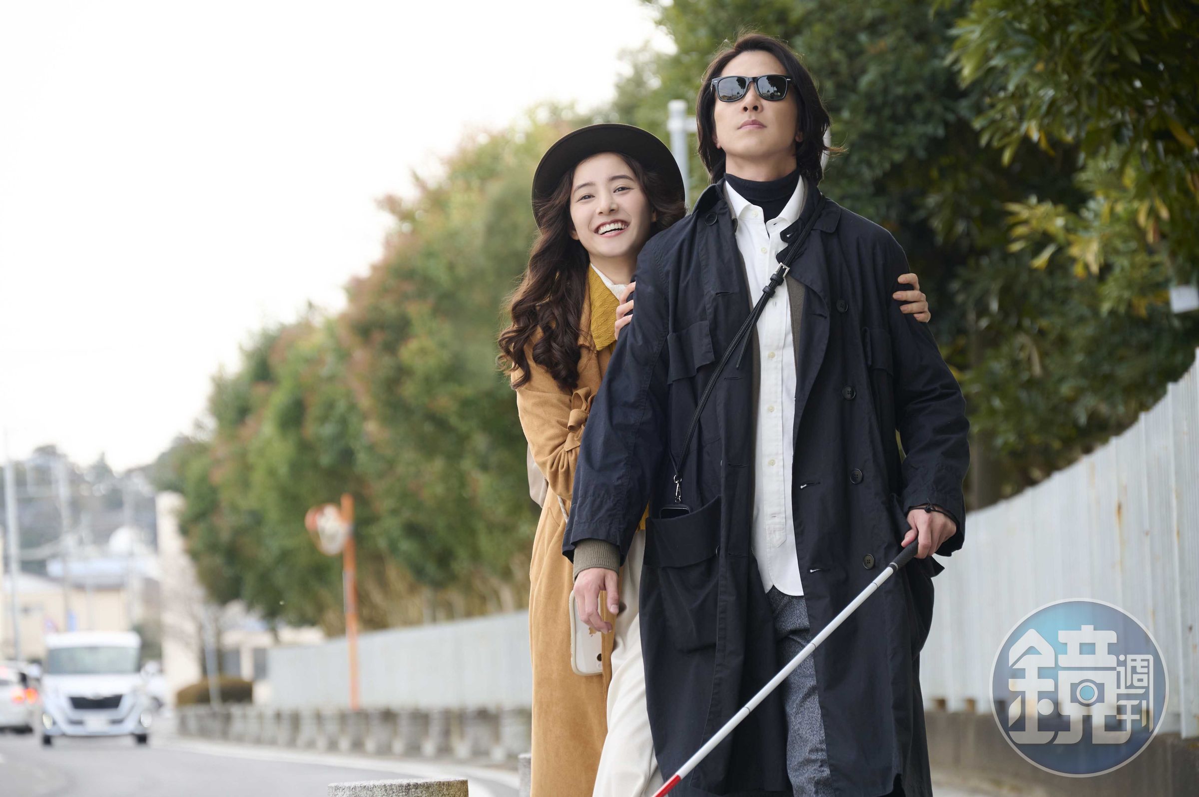山下智久(右)在電影《SEE HEAR LOVE 看不見聽不見也愛你》中詮釋視障人士,與聽障的新木優子(左)虐戀。(天馬行空提供)