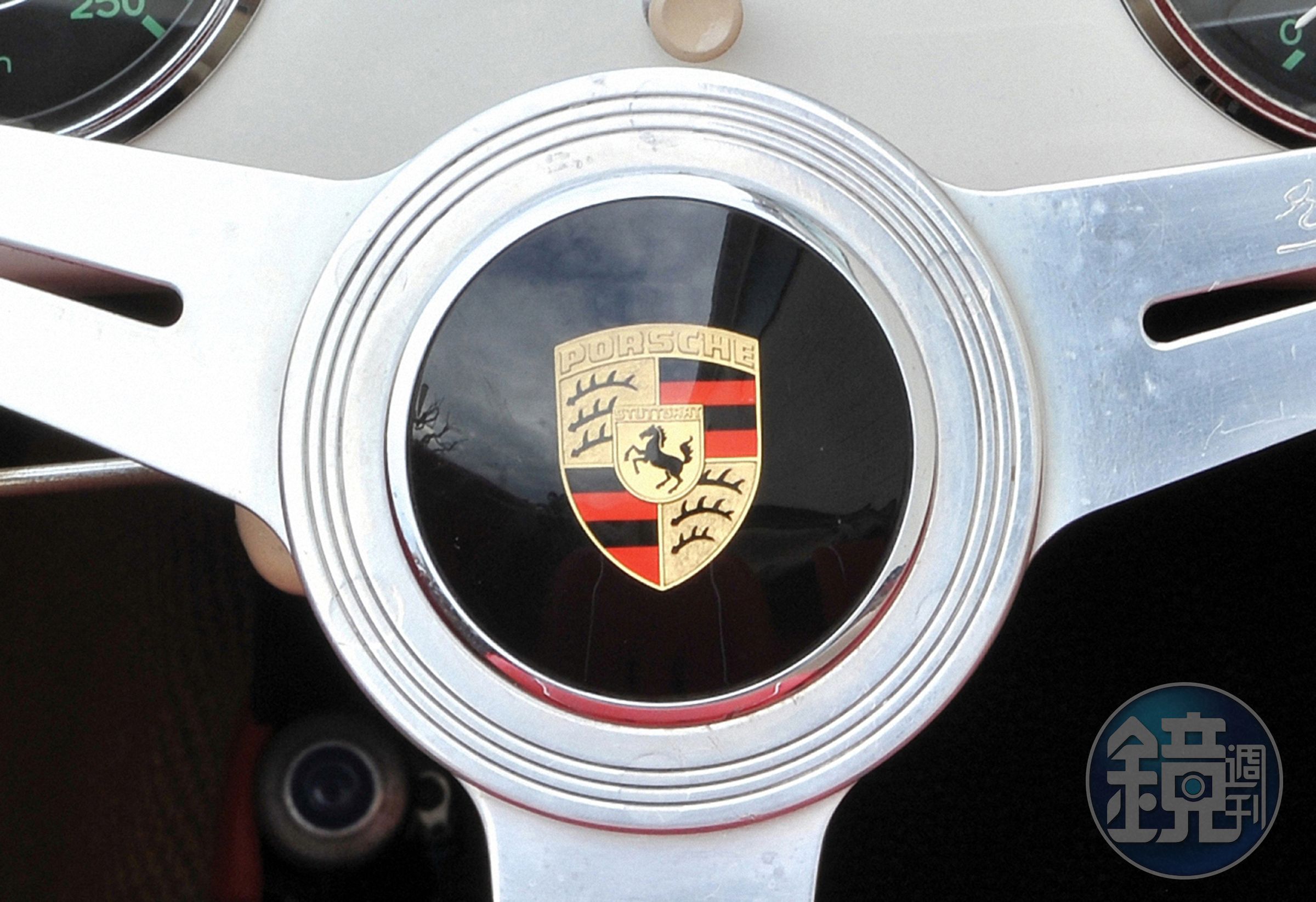 PORSCHE從 1952 年開始使用盾徽，並於 1954 年、1963 年、1973 年、1994 年、 2008 年和2023年進行更新。圖為1952年最初版本。