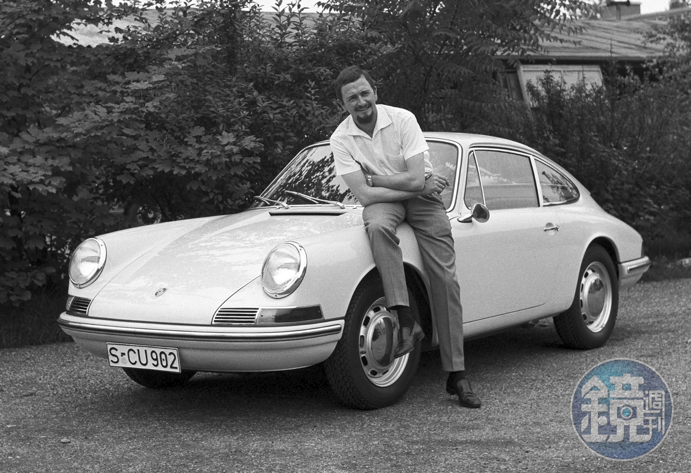 由Ferry Porsche之子、Ferdinand Alexander Porsche（圖中人物）操刀設計的911立刻就成為了PORSCHE、乃至於德國跑車的代名詞，連小孩都可以朗朗上口。