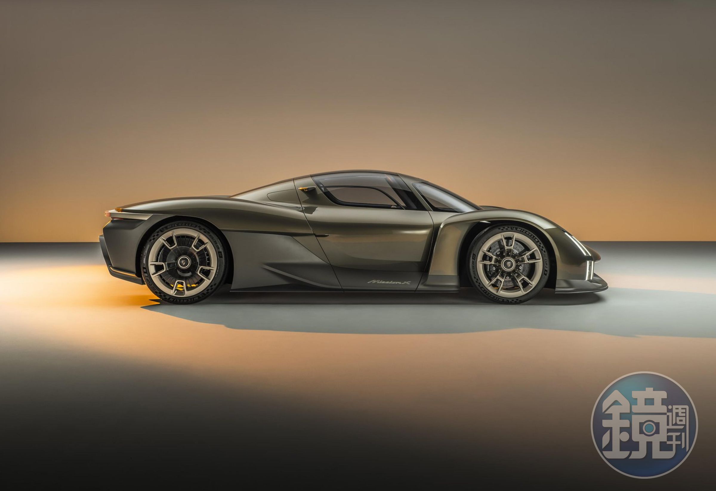 Mission X 概念車約 4.5 米長、2 米寬，軸距為 2.73 米，和 Carrera GT及 918 Spyder相近，是一款較緊湊的超級跑車。考量到空氣力學設計，Mission X 採用前20吋、後21吋，兩種不同尺寸的輪胎。