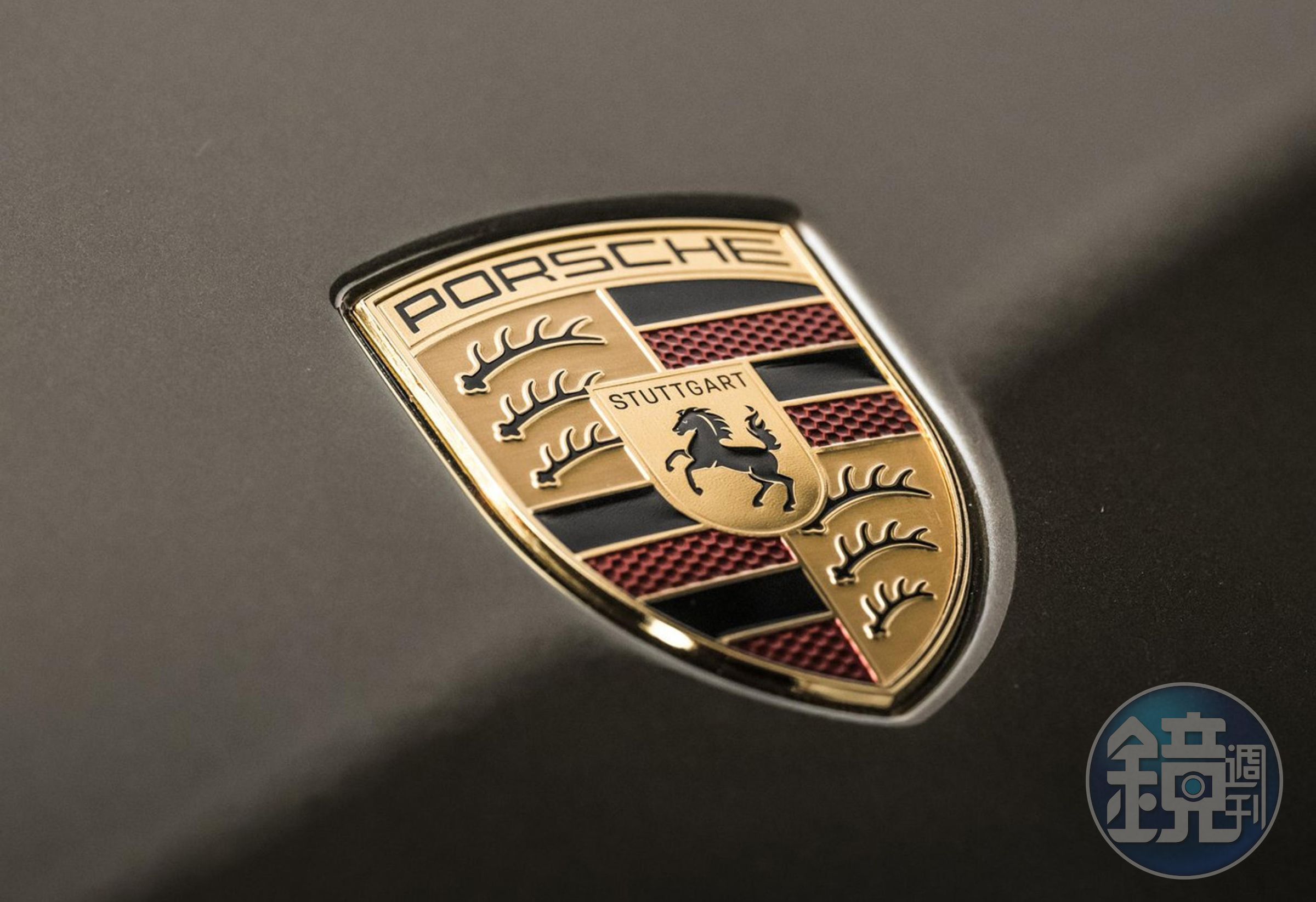 新款PORSCHE盾標也首次在Mission X上亮相，採用了金屬拉絲、立體蜂巢結構以及全新的動物圖騰和金色塗裝，以更簡潔的線條和工藝來展現其獨特的品牌性格。