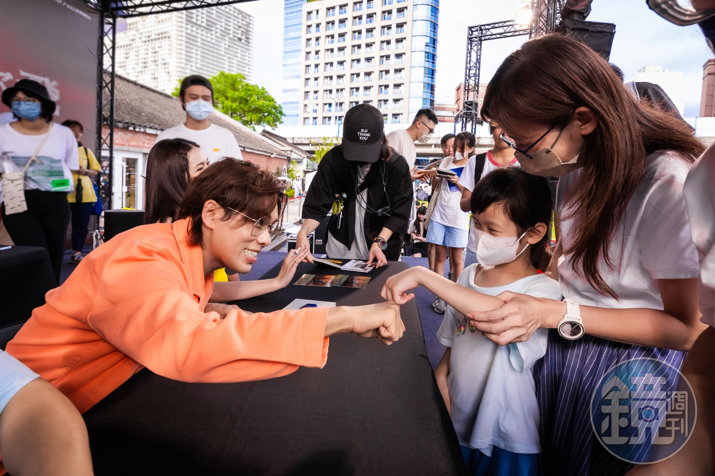 告五人主唱雲安見小粉絲上台開心互動。（相信音樂提供）