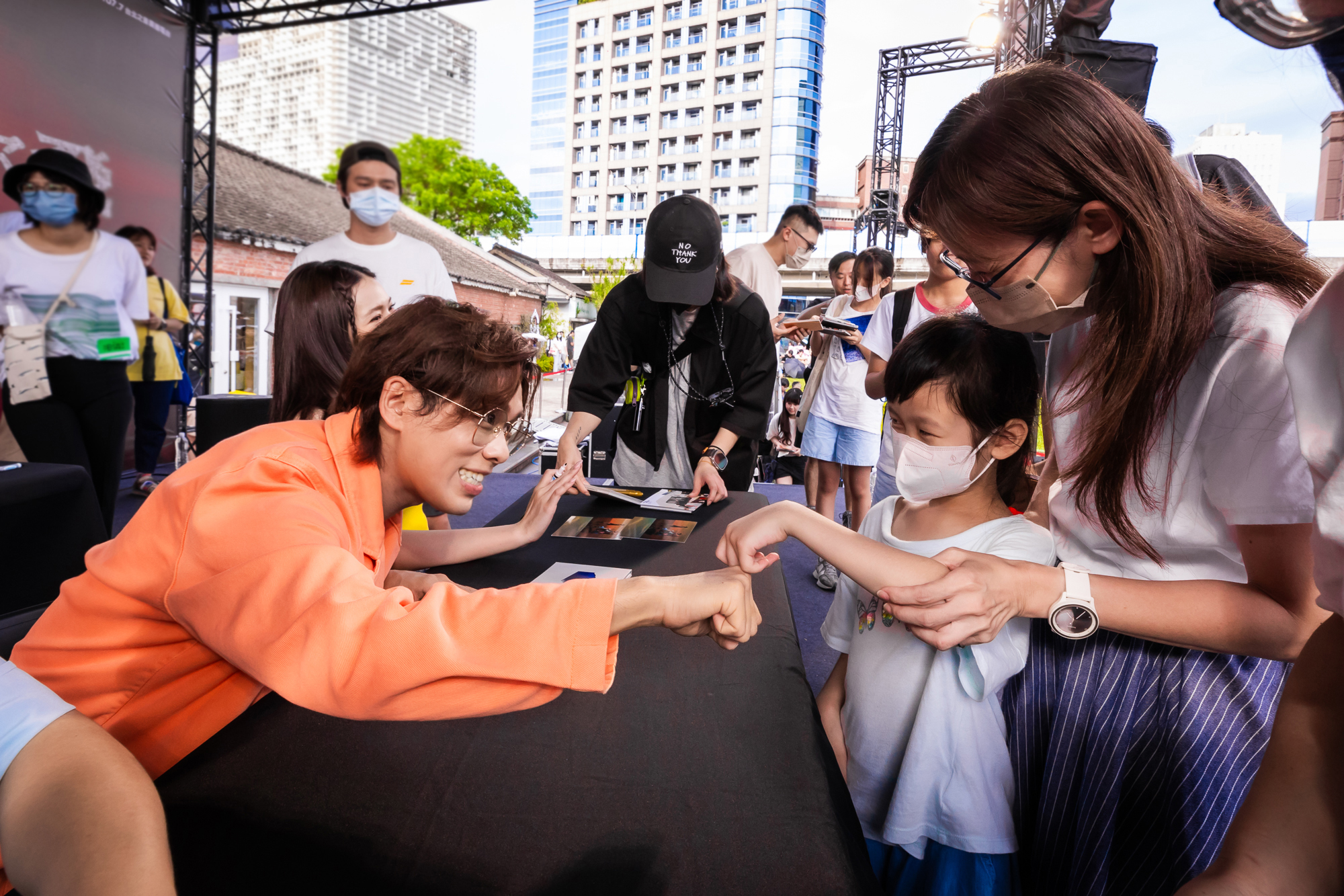 告五人主唱雲安見小粉絲上台開心互動。（相信音樂提供）