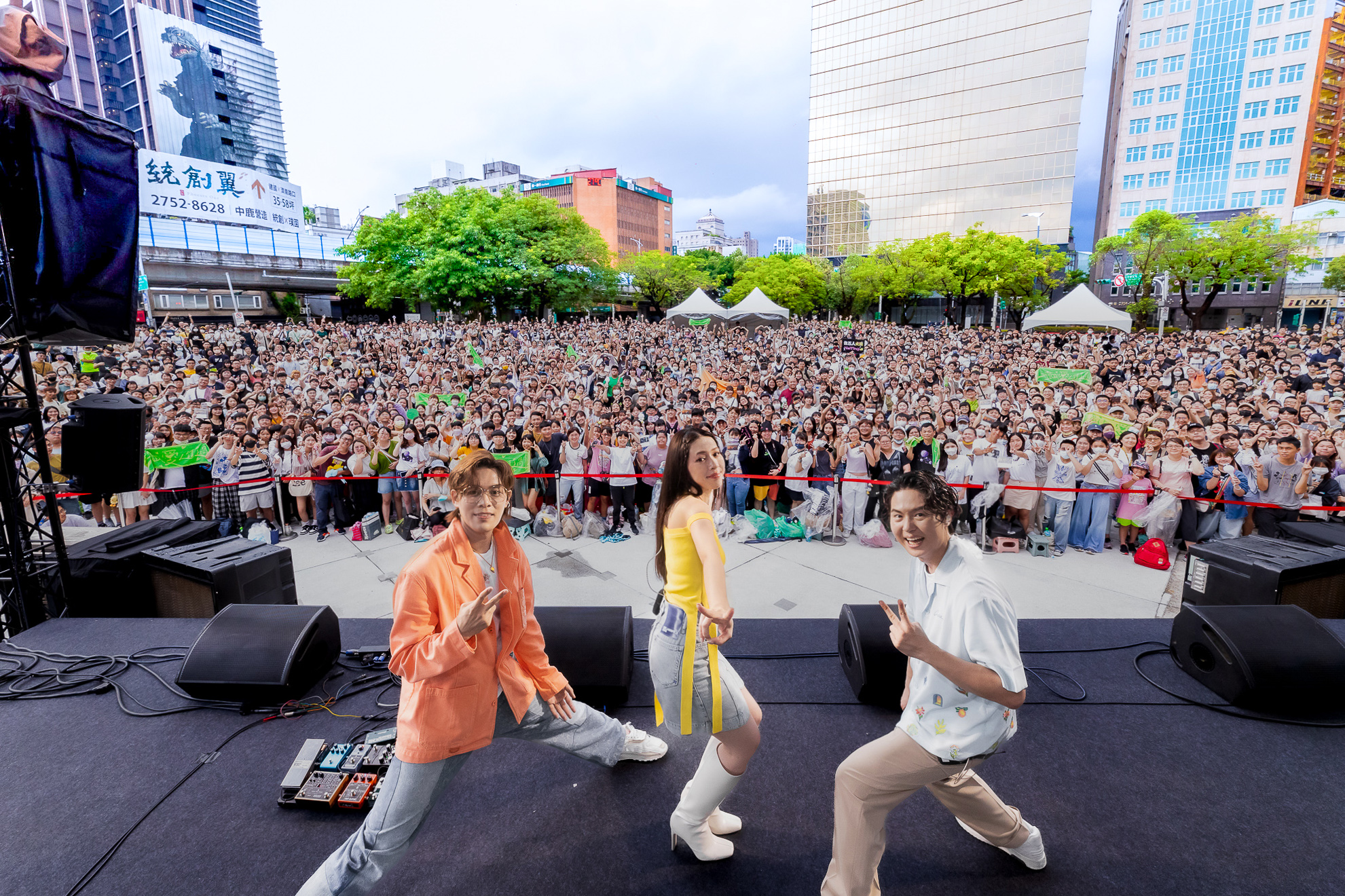 告五人2日《帶你飛》台北簽唱會吸千名粉在熱天午後齊聚。（相信音樂提供）