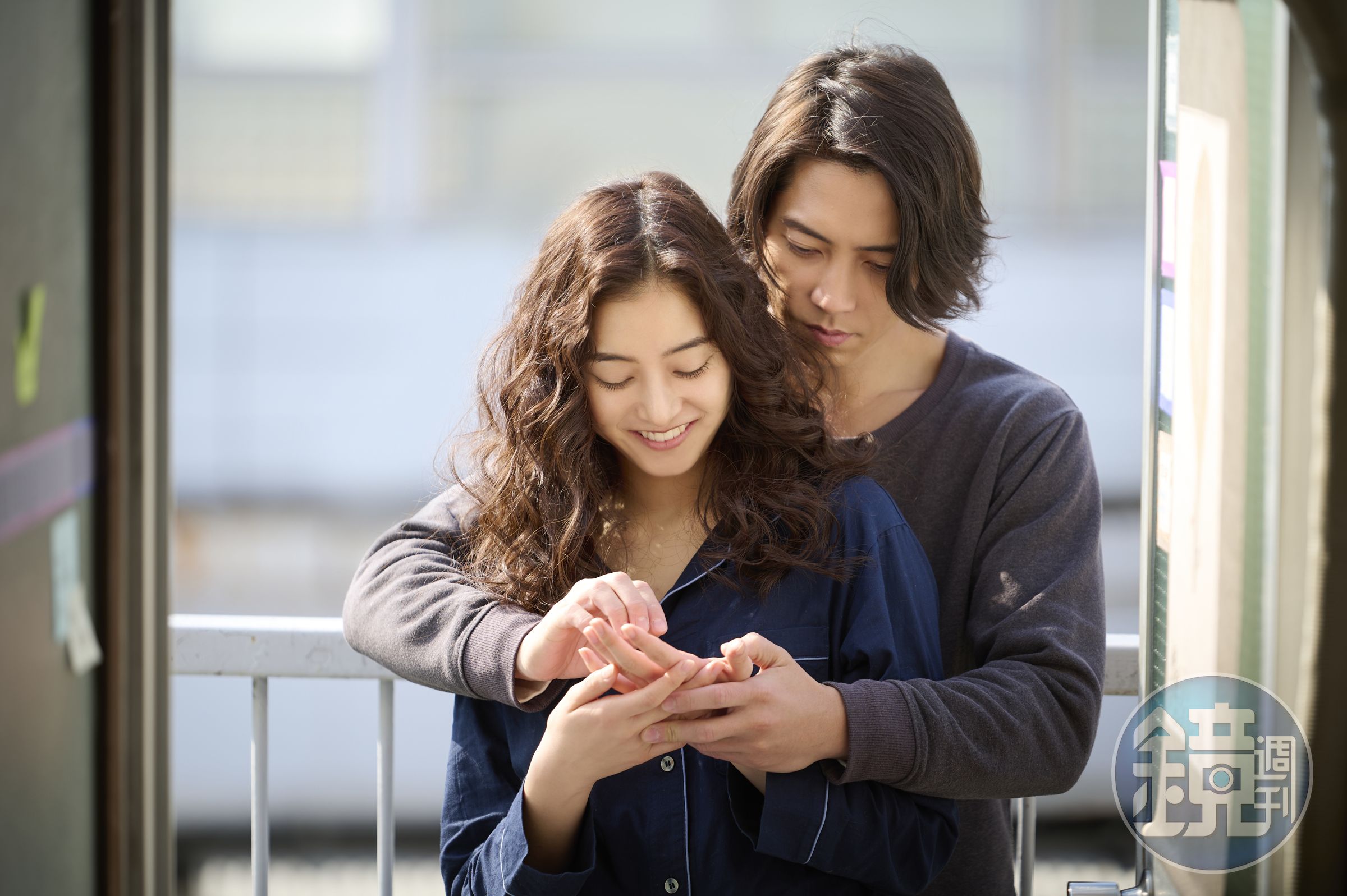 山下智久(後)與新木優子合作日片《SEE HEAR LOVE 看不見聽不見也愛你》,由來自韓國的李宰漢導演執導。(天馬行空提供)