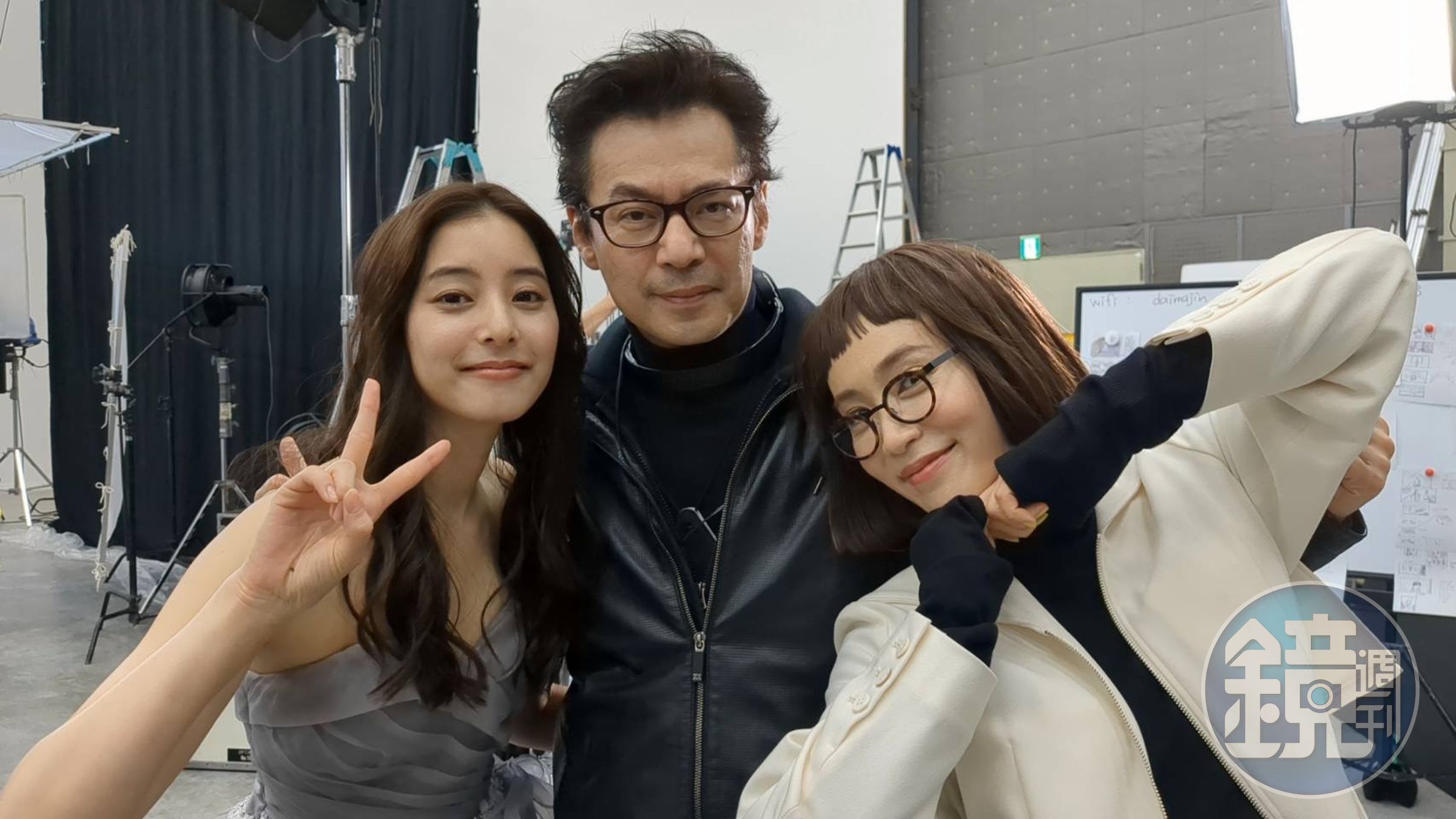 李宰漢導演(中)在片場與新木優子(左)和山口紗彌加在片場開心合影。(天馬行空提供)