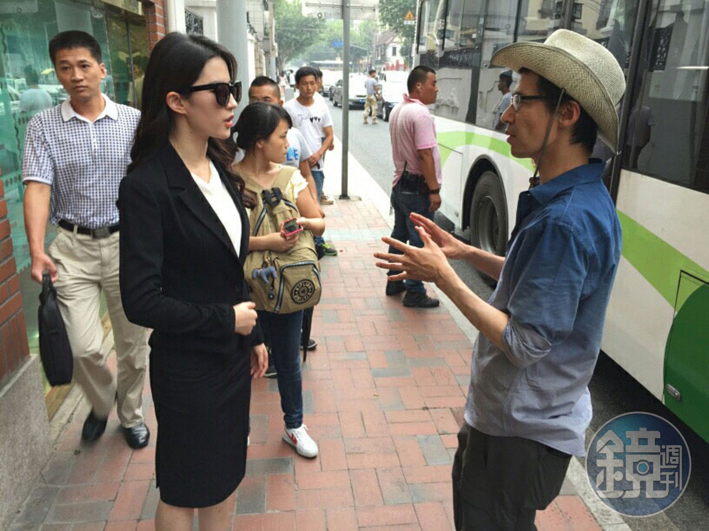 李宰漢導演(右)執導華語片《第三種愛情》與劉亦菲(左前)合作,2人在片場都以英語交談。(翻攝自Daum Movie)