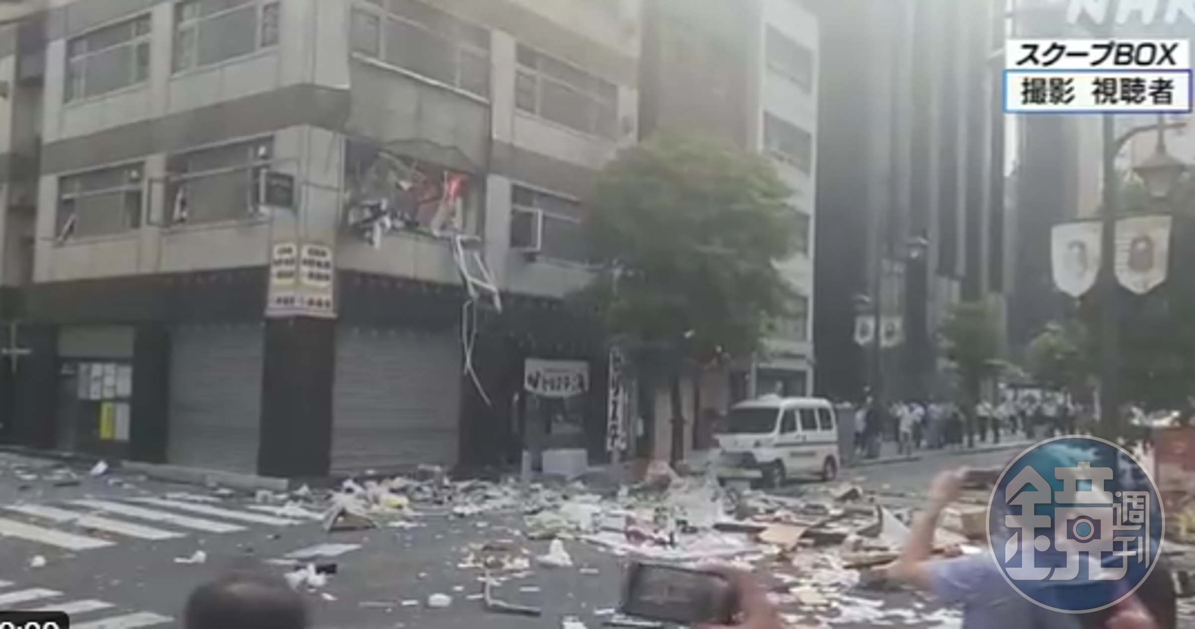 東京1大樓恐怖爆炸!玻璃、雜物碎片現場亂噴,民眾驚喊「快逃啊」。(翻自推特)