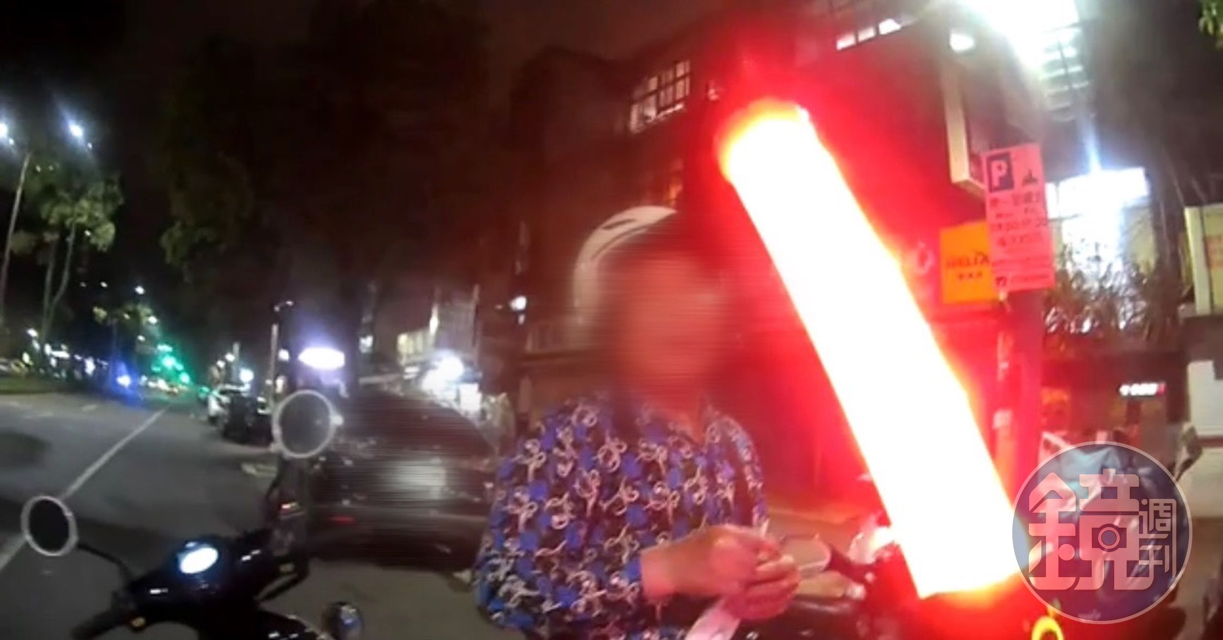 老翁沒戴安全帽還酒駕，被警方發現攔查。（翻攝畫面）