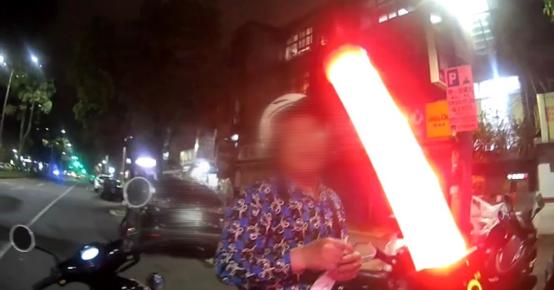 老翁沒戴安全帽還酒駕，被警方發現攔查。（翻攝畫面）