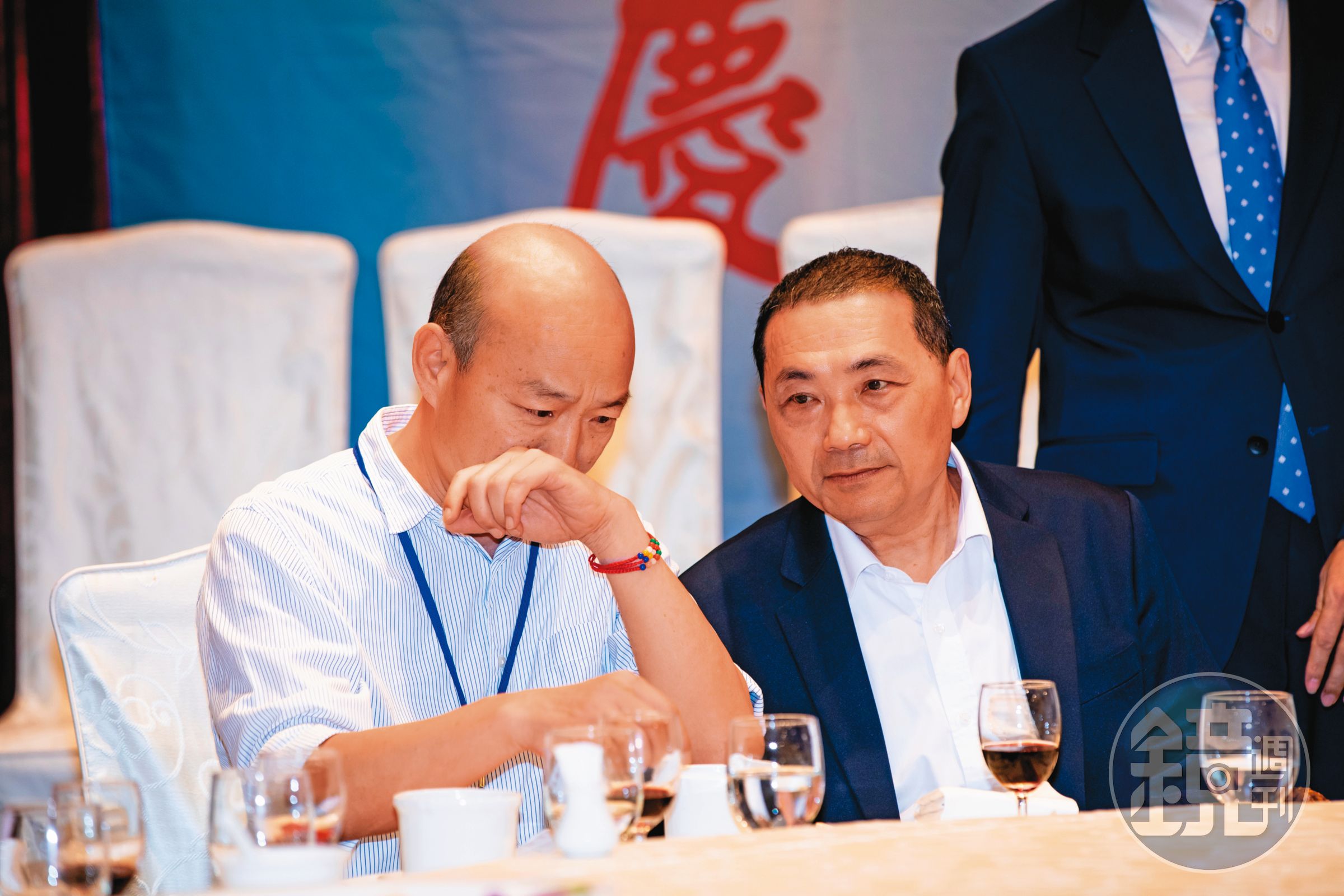 在黃復興黨部餐會上,侯友宜(右)拉韓國瑜(左)的椅子這個動作,完全洩漏了他此時此刻在國民黨內的處境。