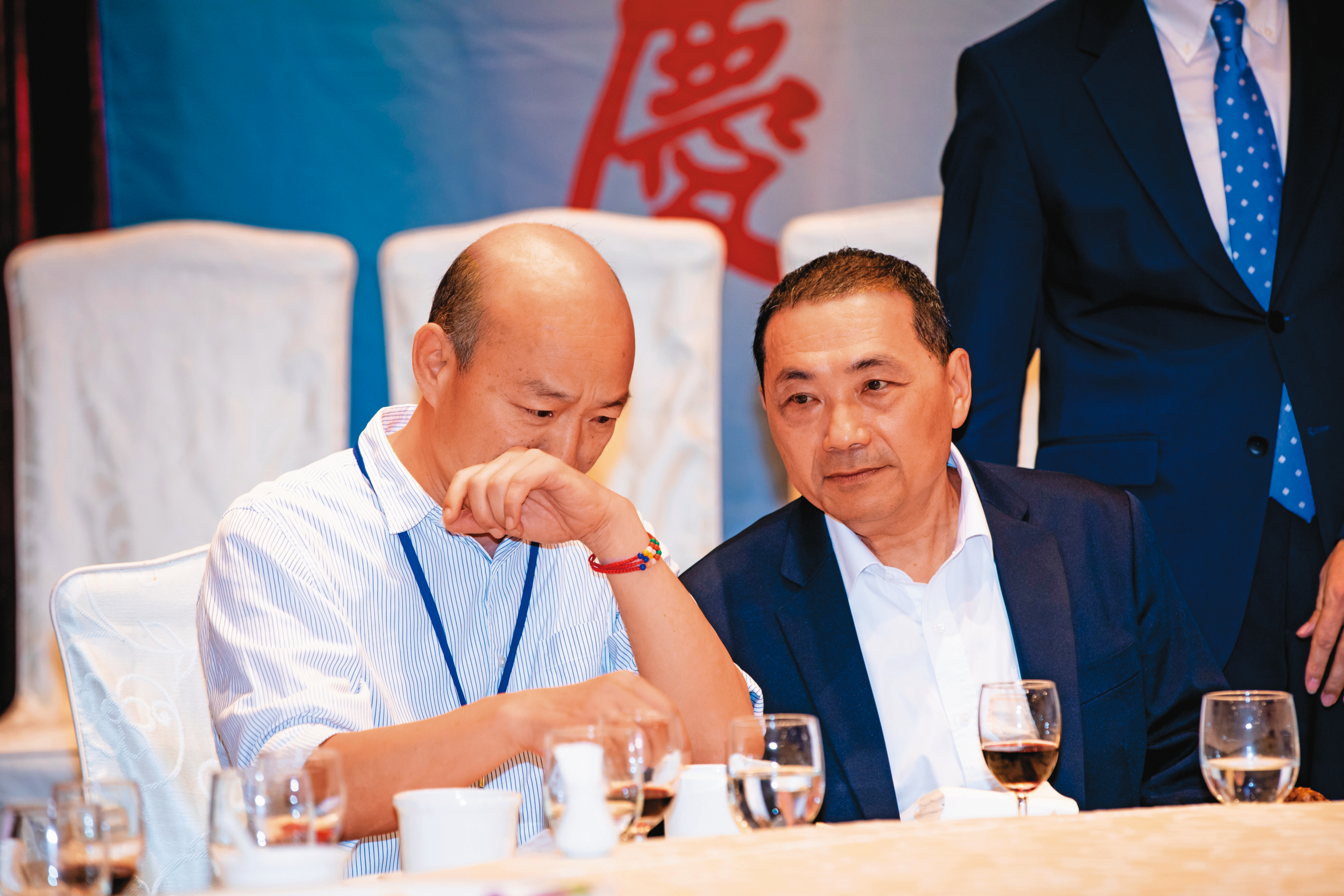 在黃復興黨部餐會上，侯友宜（右）拉韓國瑜（左）的椅子這個動作，完全洩漏了他此時此刻在國民黨內的處境。