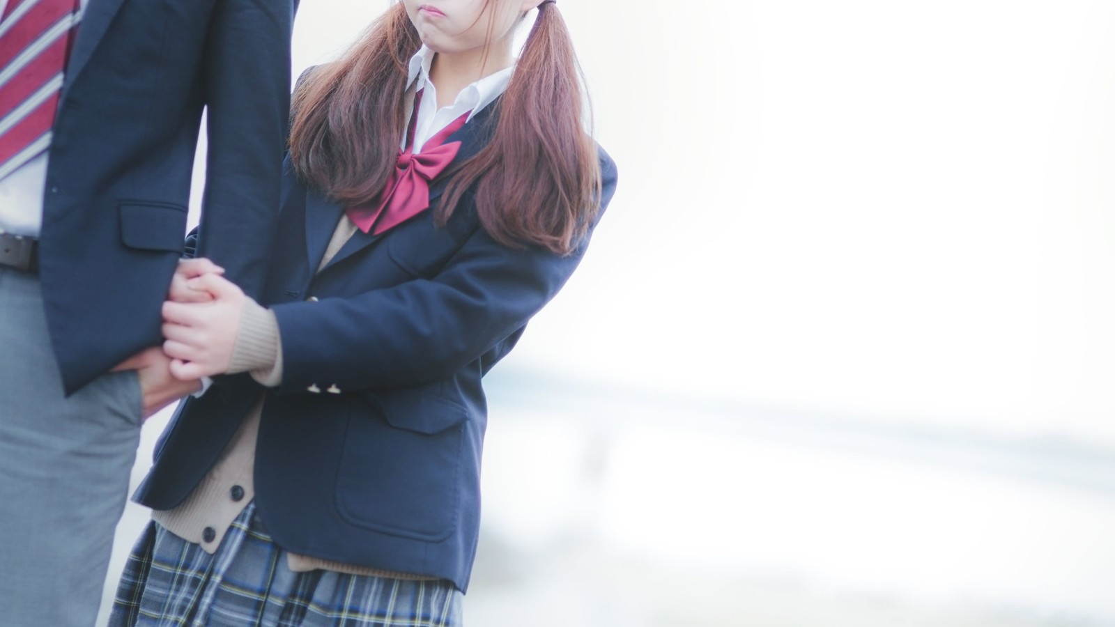 台中私立立人高中遭踢爆實施嚴格禁愛令，校方還聲稱在學校牽手會觸犯散播猥褻物品罪。示意圖，非當事人、學校。（翻攝自pakutaso）