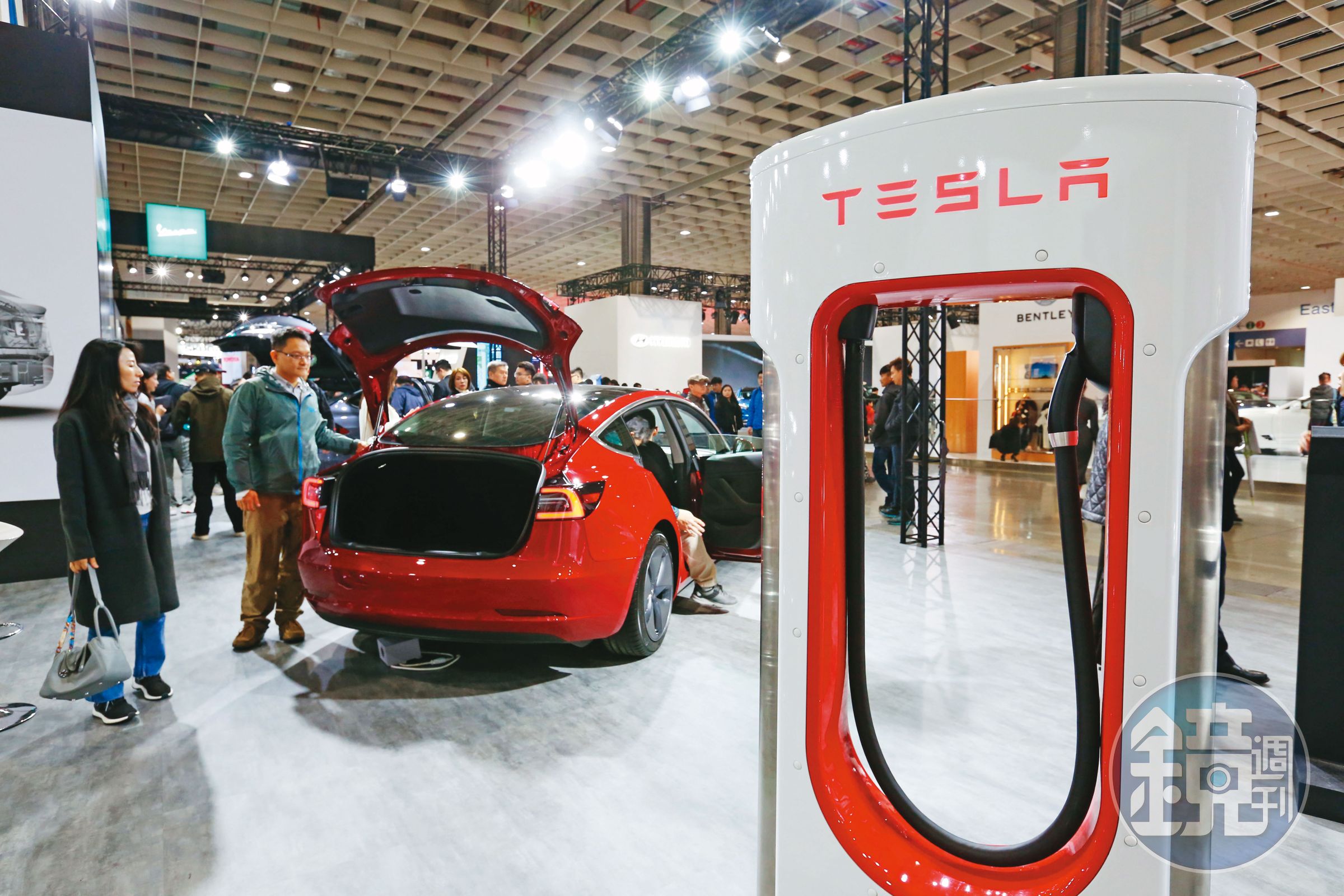 北美3大車廠破天荒宣布，統一採用特斯拉充電規格，推升相關供應鏈行情。