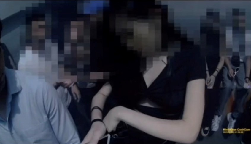 趙女穿著火辣到夜店狂歡，卻被警方查出是通緝犯身分，身上還藏有毒品。（翻攝畫面）