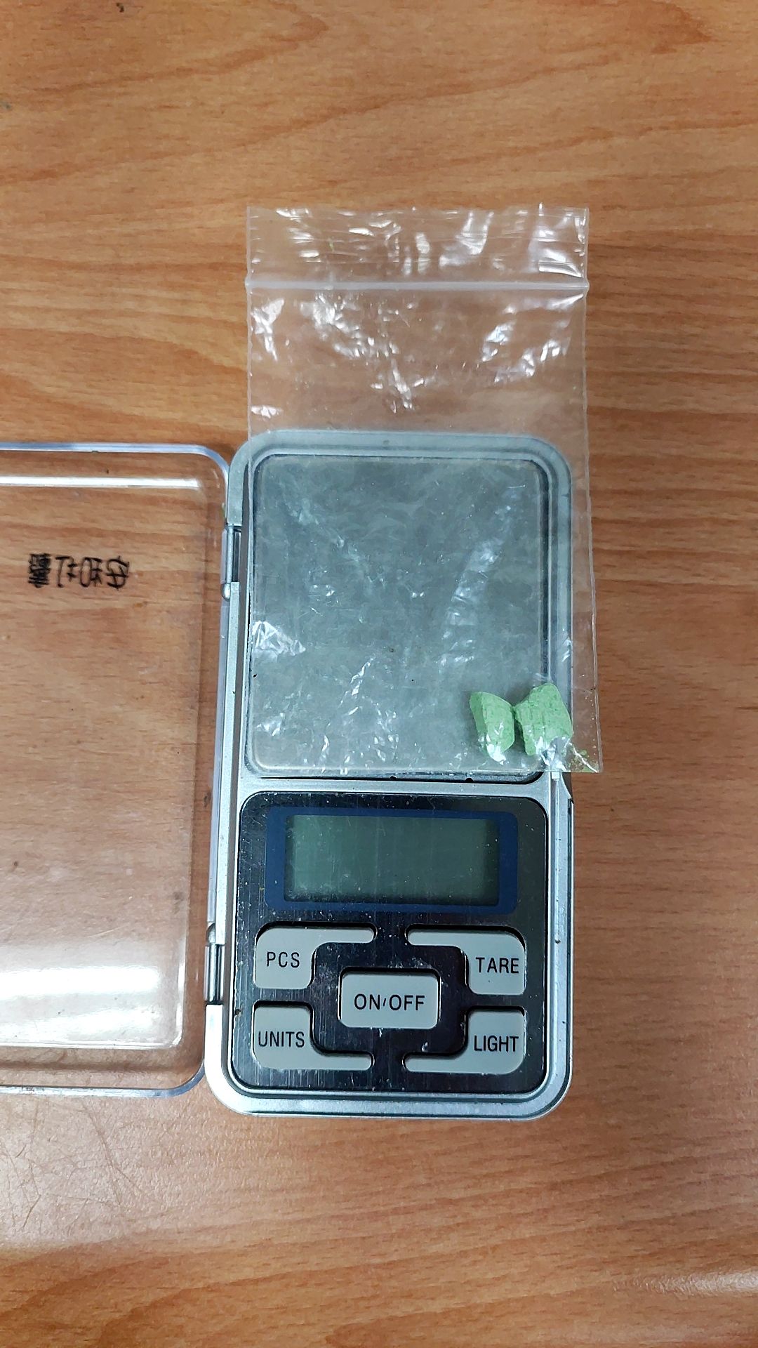 警方在趙女包包內起出3級毒品卡西酮藥丸，將她依毒品罪送辦。（翻攝畫面）