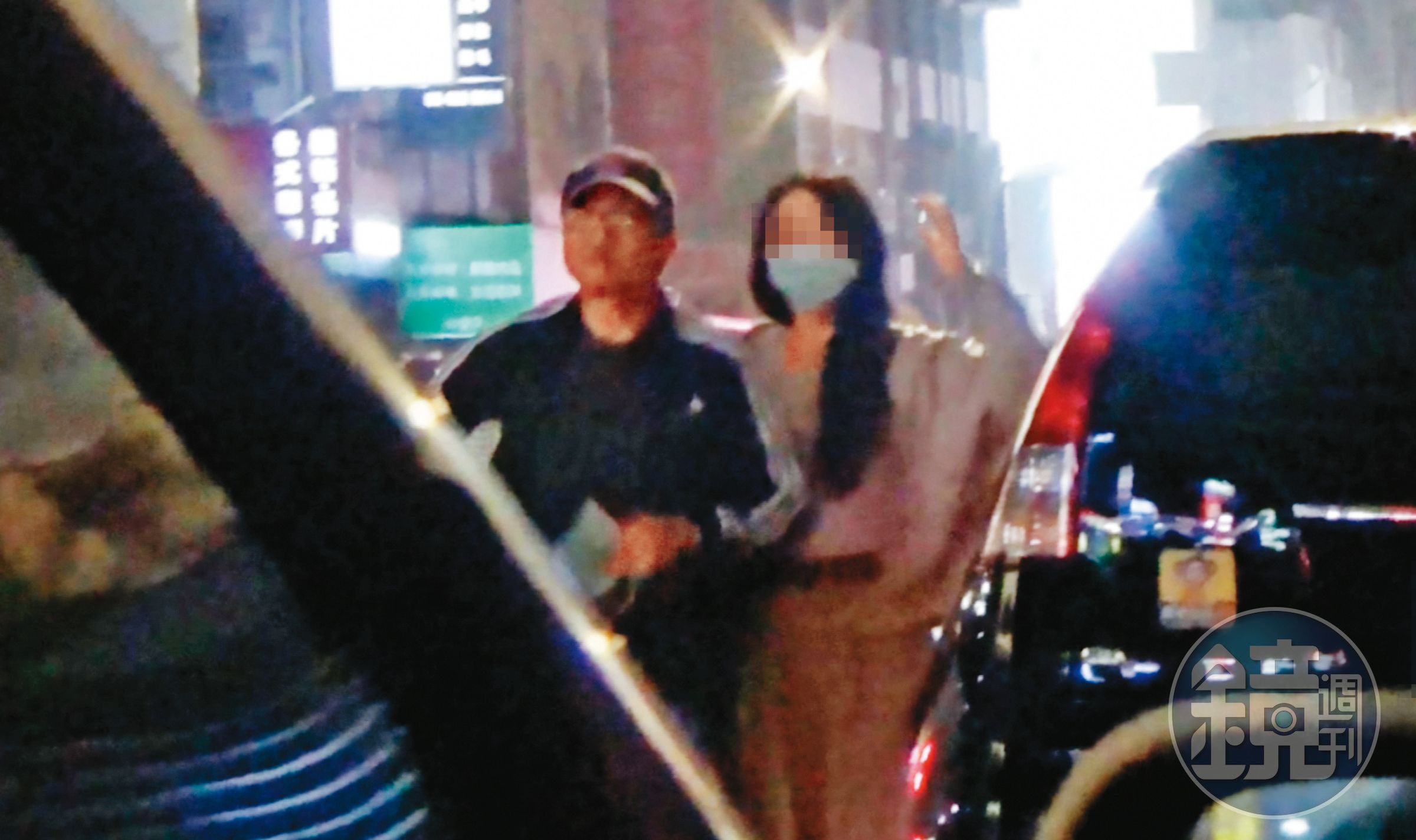 04/13 21:15 賴智明與吳女在外會避免親密互動，最多併肩而行。（讀者提供）