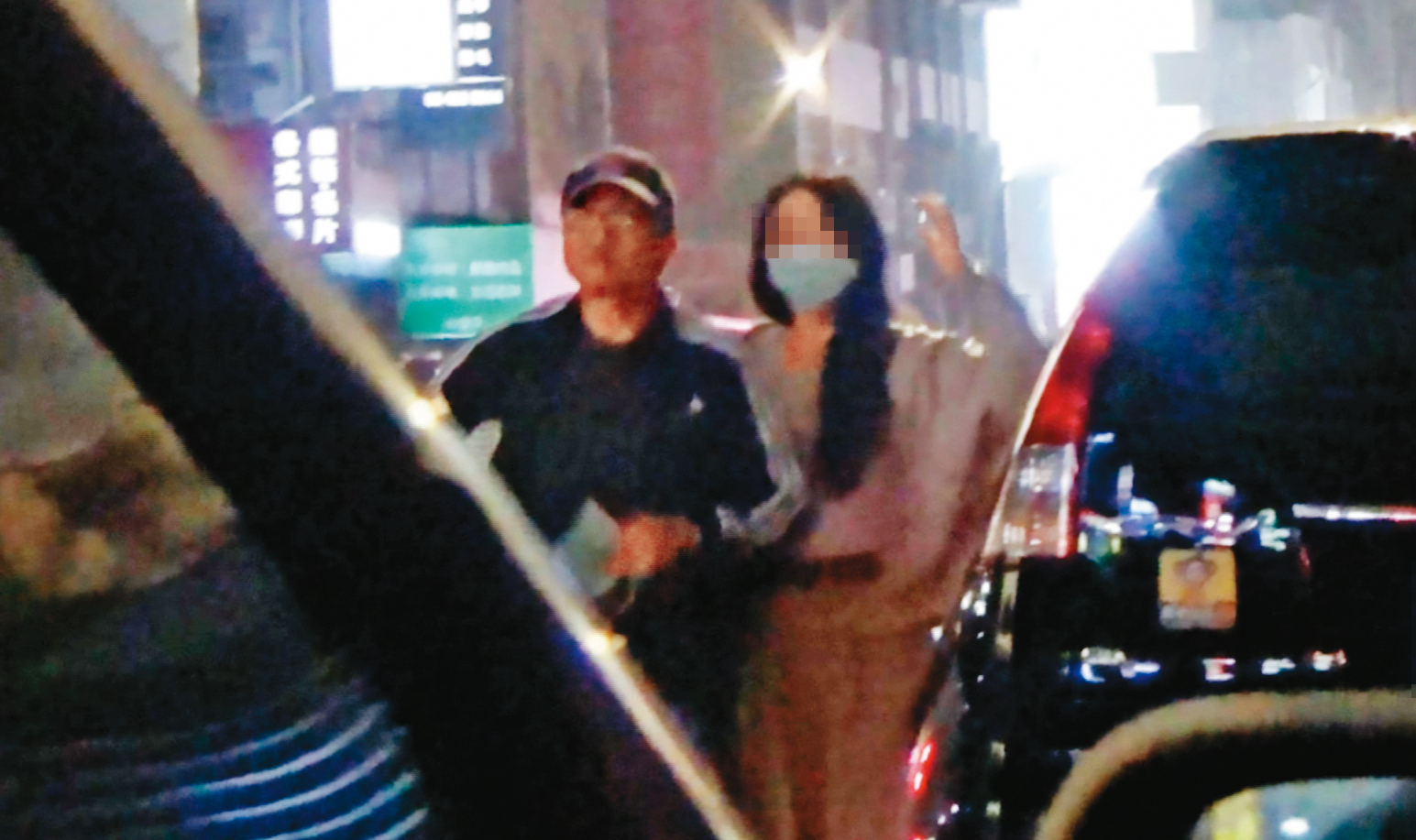 4/13，21：15，賴智明與吳女在外會避免親密互動，最多併肩而行。（讀者提供）