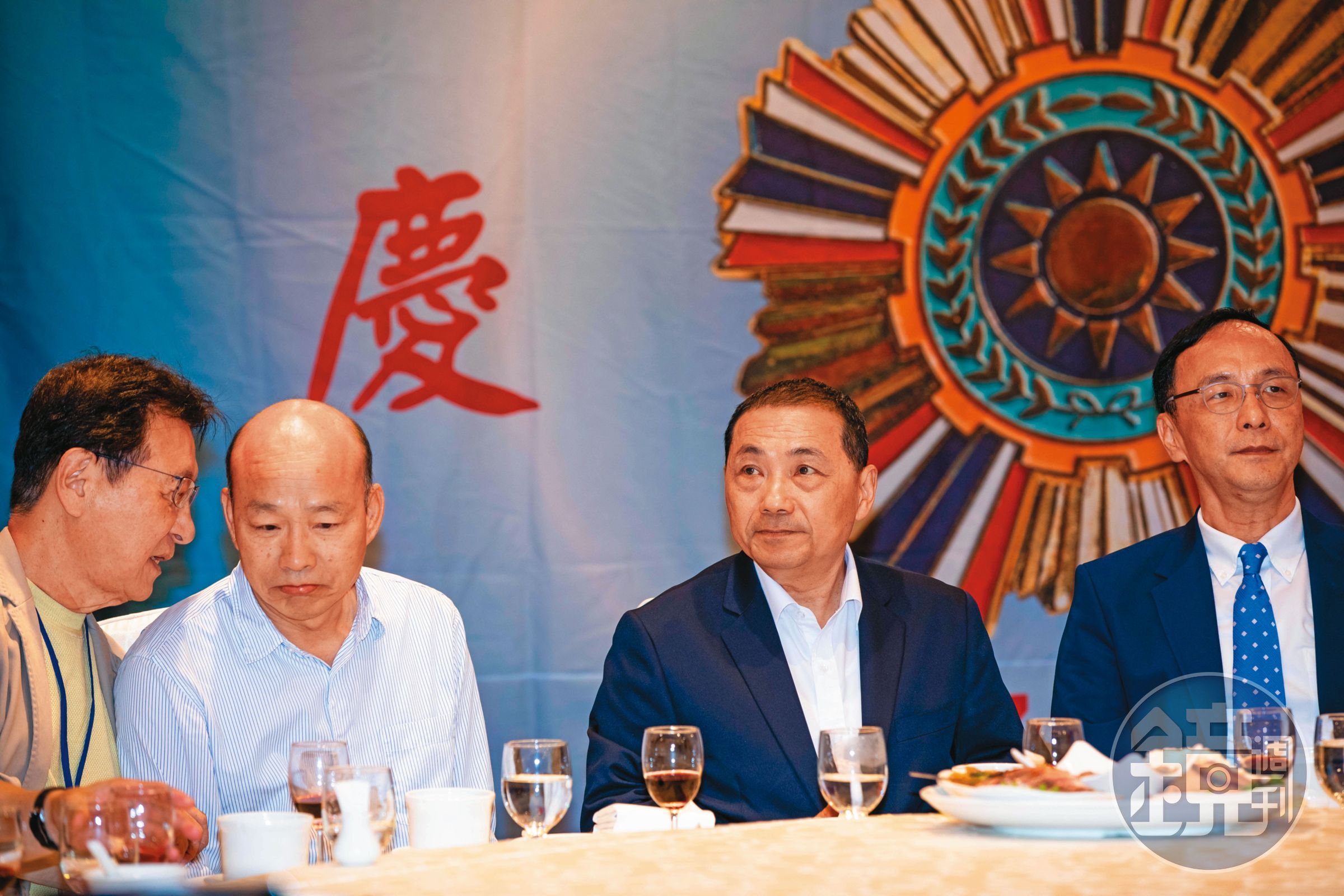 侯友宜多份民調落後居老三,近日與韓國瑜同框的座位距離遭解讀有鴻溝,柯營直言:「侯就等國民黨內部收拾他就好!」