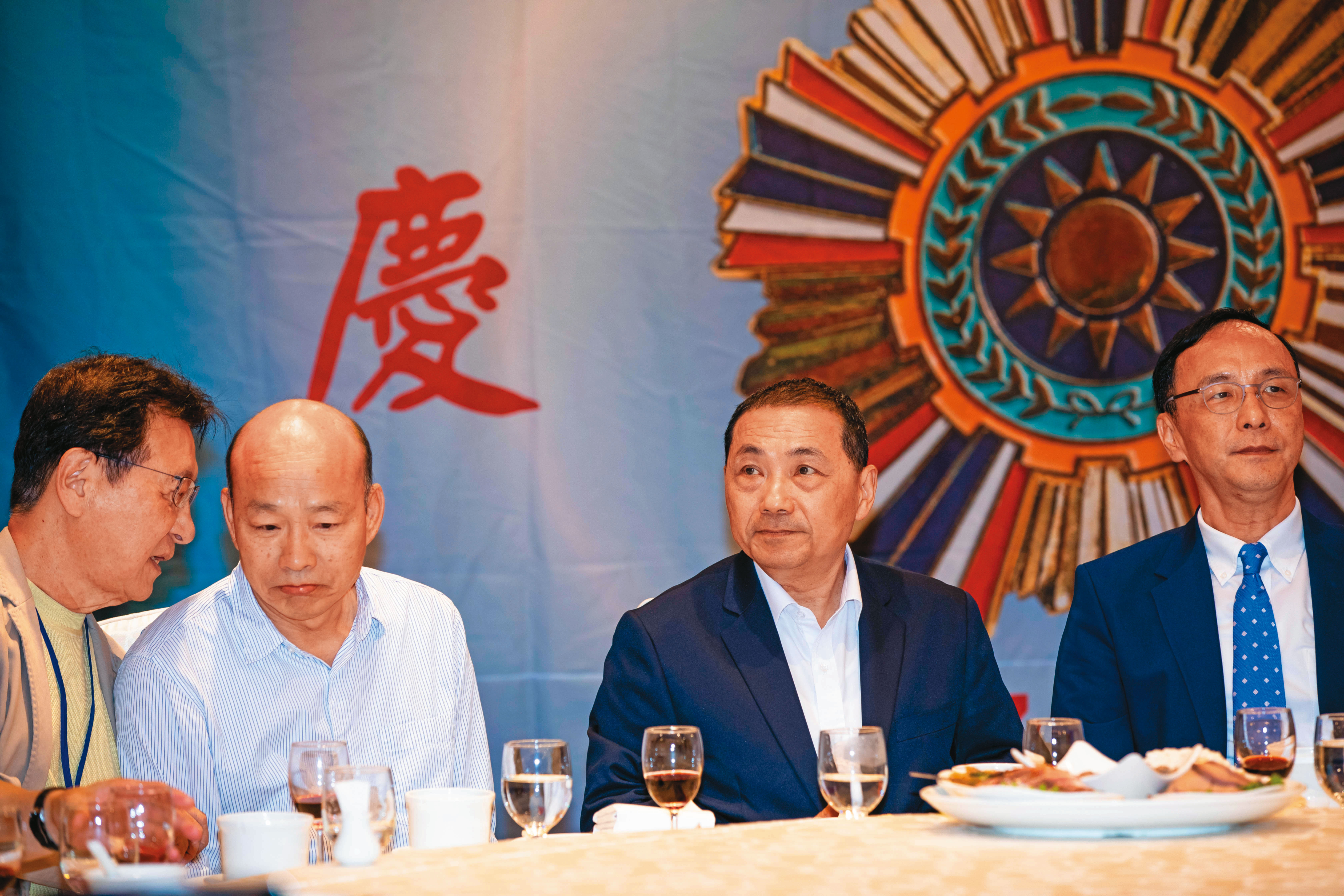 侯友宜多份民調落後居老三,近日與韓國瑜同框的座位距離遭解讀有鴻溝,柯營直言:「侯就等國民黨內部收拾他就好!」