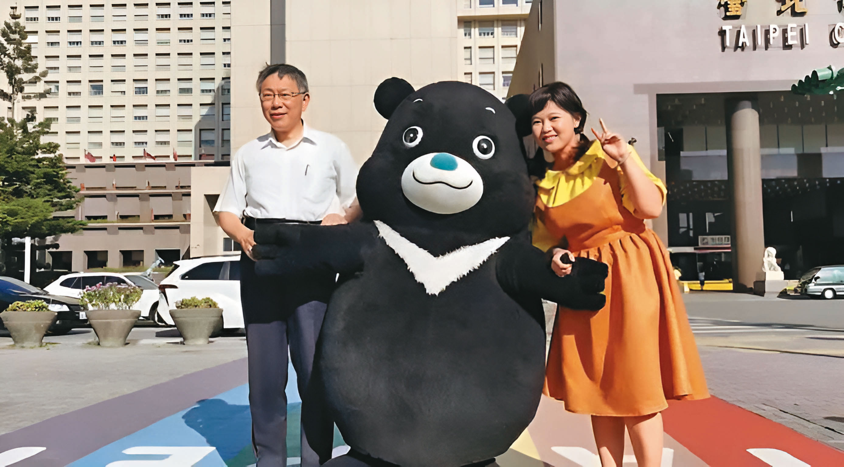 柯文哲聲勢漲,藍綠小雞近日出現蹭柯現象,不只藍營游淑慧邀柯站台,連綠營「柯黑大魔王」王世堅都稱可能綠白合。