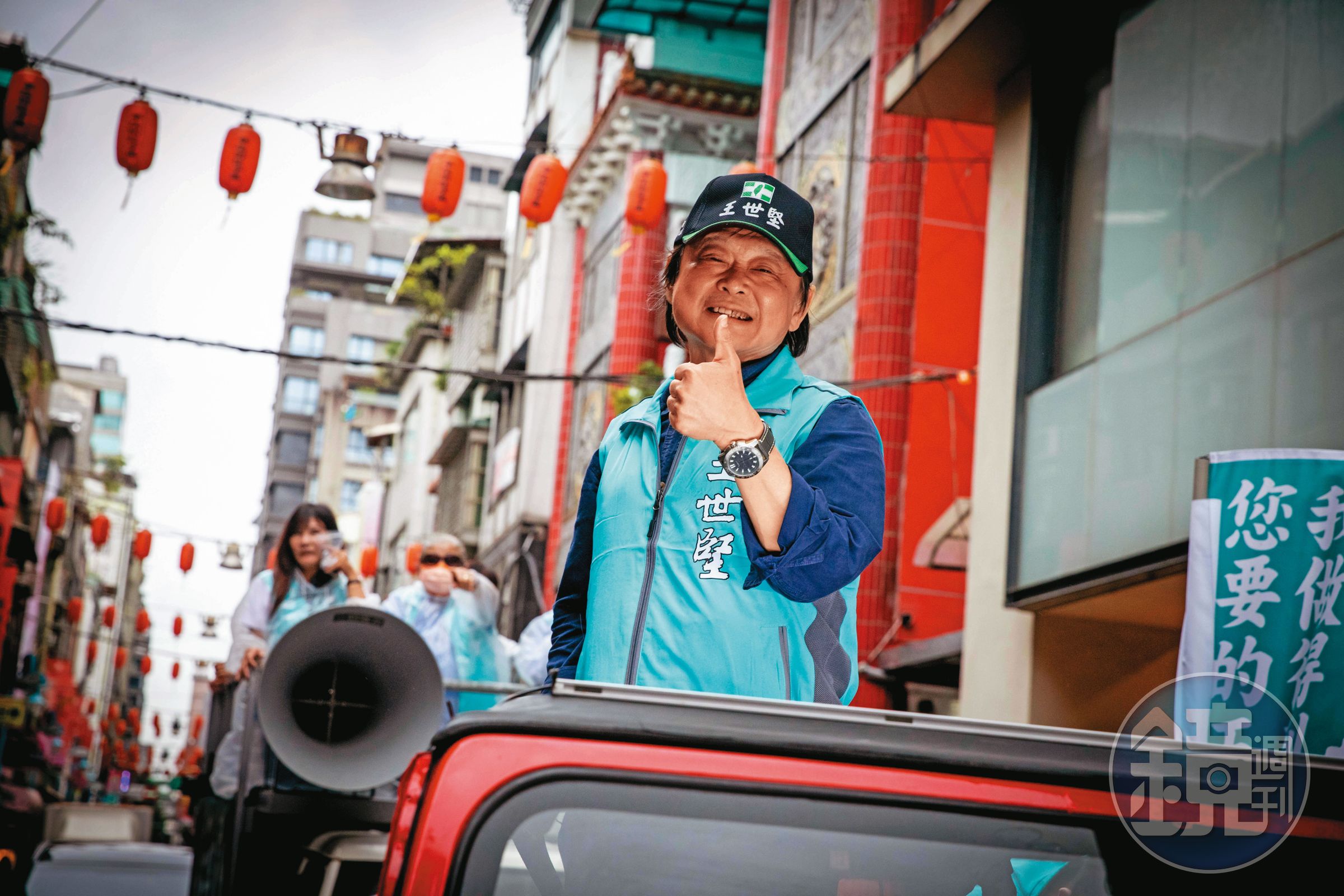 柯文哲聲勢漲,藍綠小雞近日出現蹭柯現象,不只藍營游淑慧邀柯站台,連綠營「柯黑大魔王」王世堅都稱可能綠白合。
