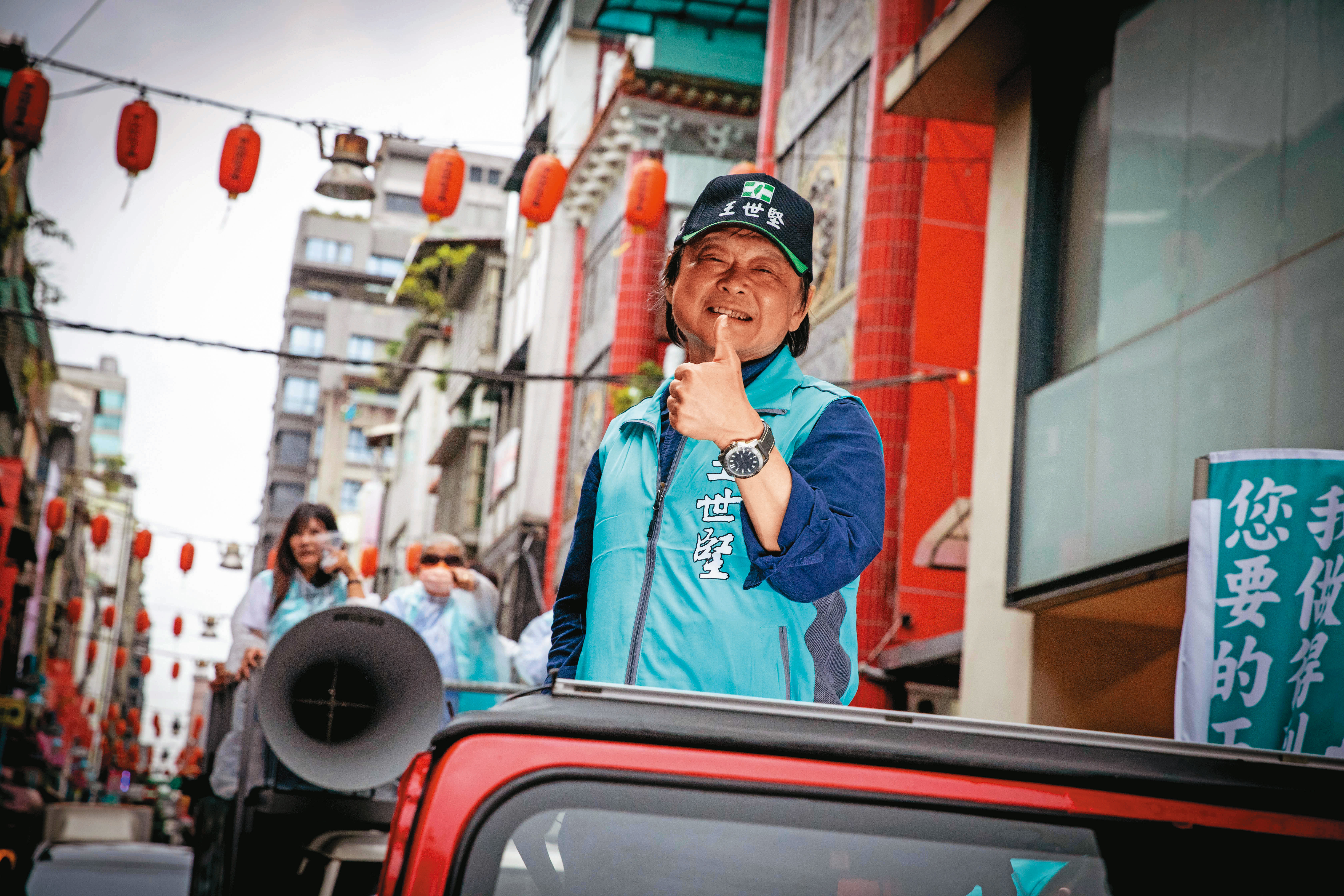 柯文哲聲勢漲,藍綠小雞近日出現蹭柯現象,不只藍營游淑慧邀柯站台,連綠營「柯黑大魔王」王世堅都稱可能綠白合。