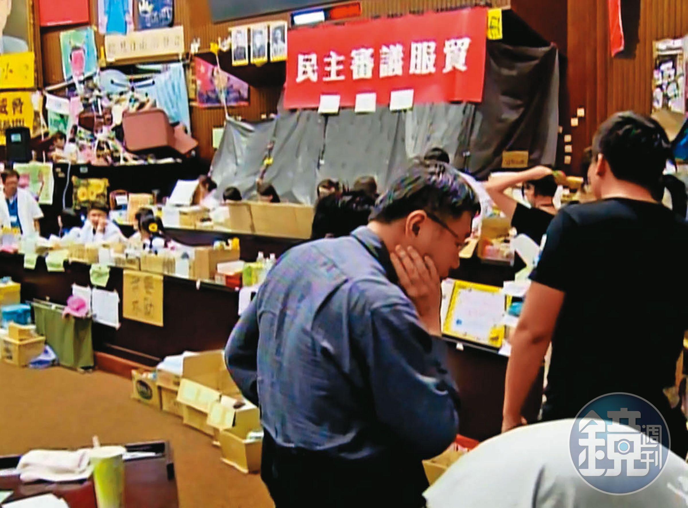 綠營近日猛攻柯文哲對服貿立場反覆不一,柯營決定打蛇隨棍上,強打經濟牌。圖為柯當年參與太陽花運動畫面。(東森新聞提供)