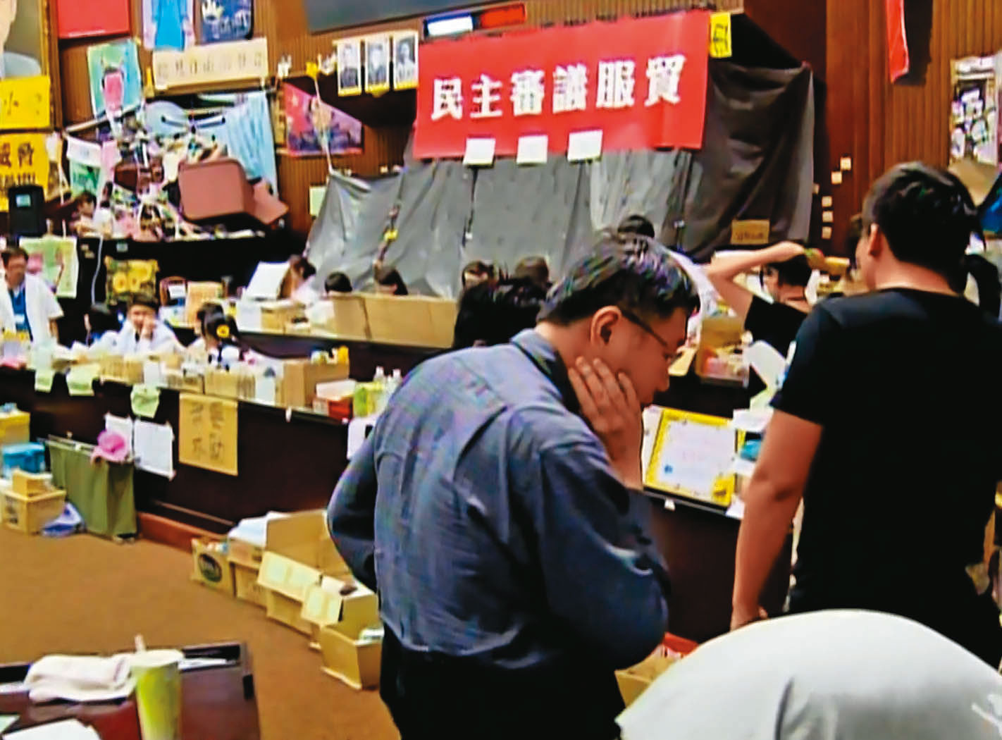 綠營近日猛攻柯文哲對服貿立場反覆不一,柯營決定打蛇隨棍上,強打經濟牌。圖為柯當年參與太陽花運動畫面。(東森新聞提供)